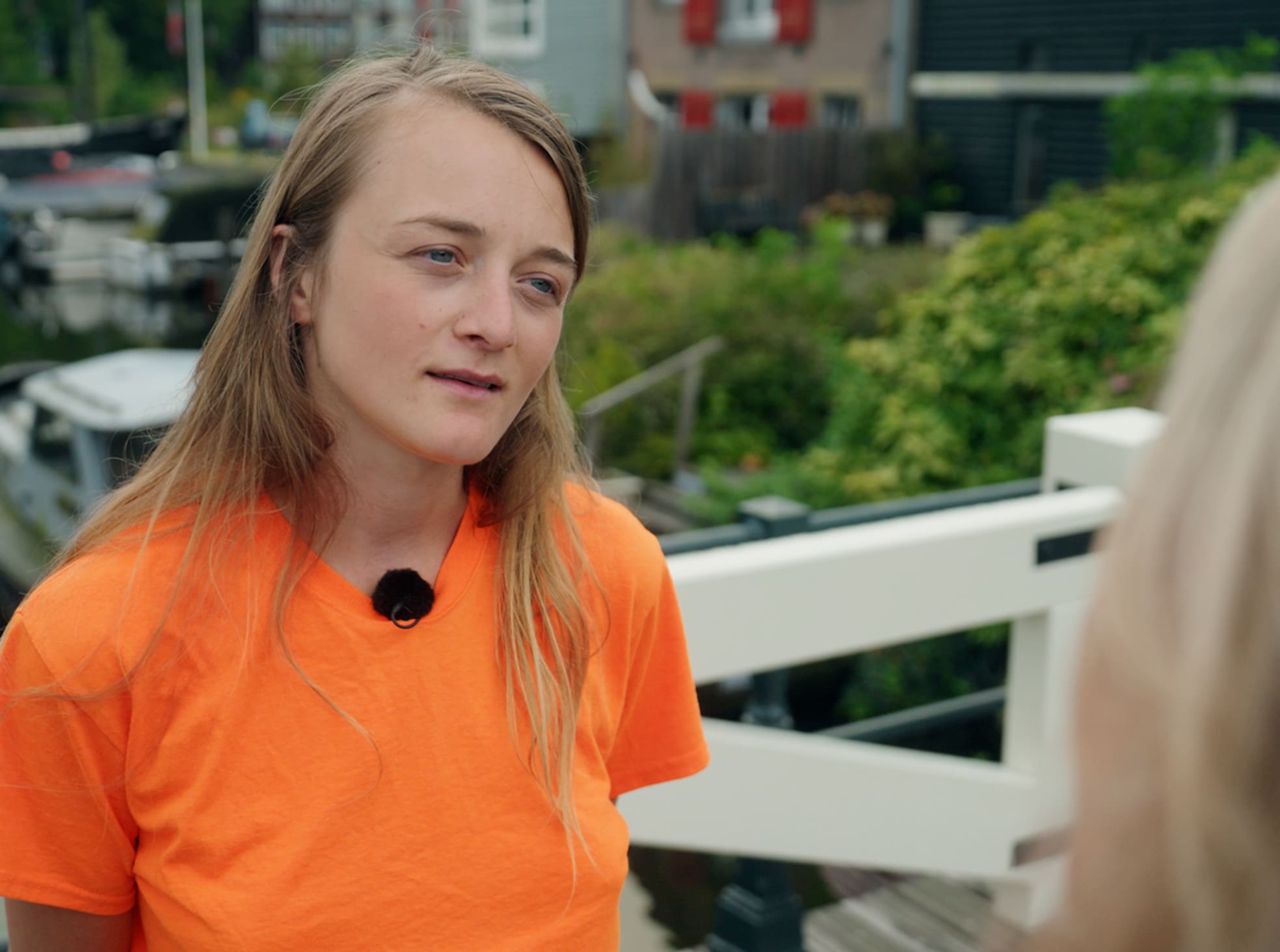 Het Glazen Plafond Milou Deelen in Het Glazen Plafond over het krabbenmandeffect: hoe vrouwen elkaar soms onbewust tegenwerken.