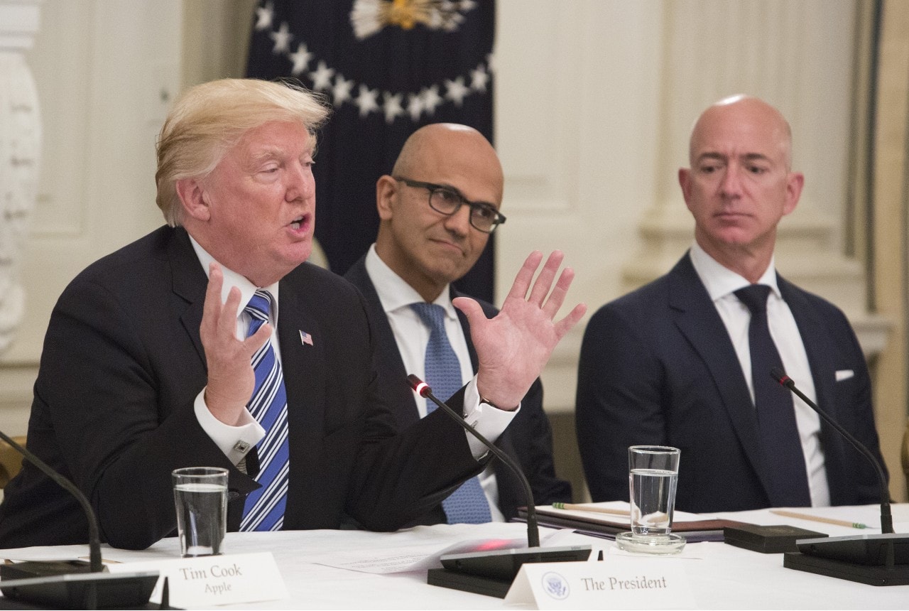 United States President Donald J. Trump (L-R) participates in an American Technology Council roundtable with corporate and eduction leaders including Microsoft CEO Satya Narayan and Amazon CEO Jeff Bezos at The White House in Washington, DC, June 19, 2017. Kleponis/Consolidated/dpa V.l.n.r. Donald Trump, Microsoft CEO Satya Narayan en Amazon CEO Jeff Bezos aan tafel in het Witte Huis (2017). Foto: ANP