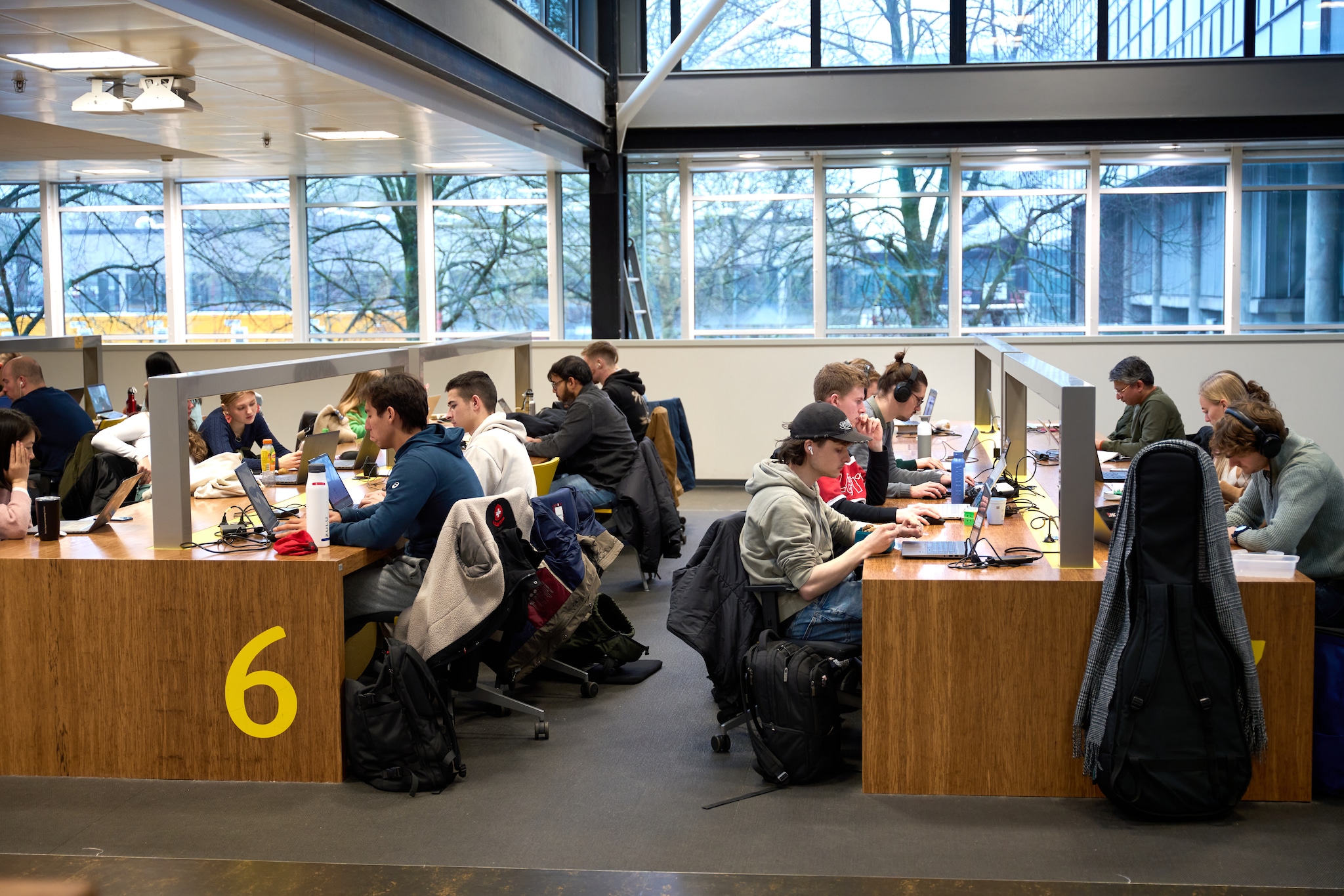 Studenten op de TU/e. Iets meer dan één op de drie studenten aan de technische universiteit komt uit het buitenland. Studenten op de TU/e. Iets meer dan één op de drie studenten aan de technische universiteit komt uit het buitenland. Archieffoto: Thijn Vorstenbosch / DCI Media
