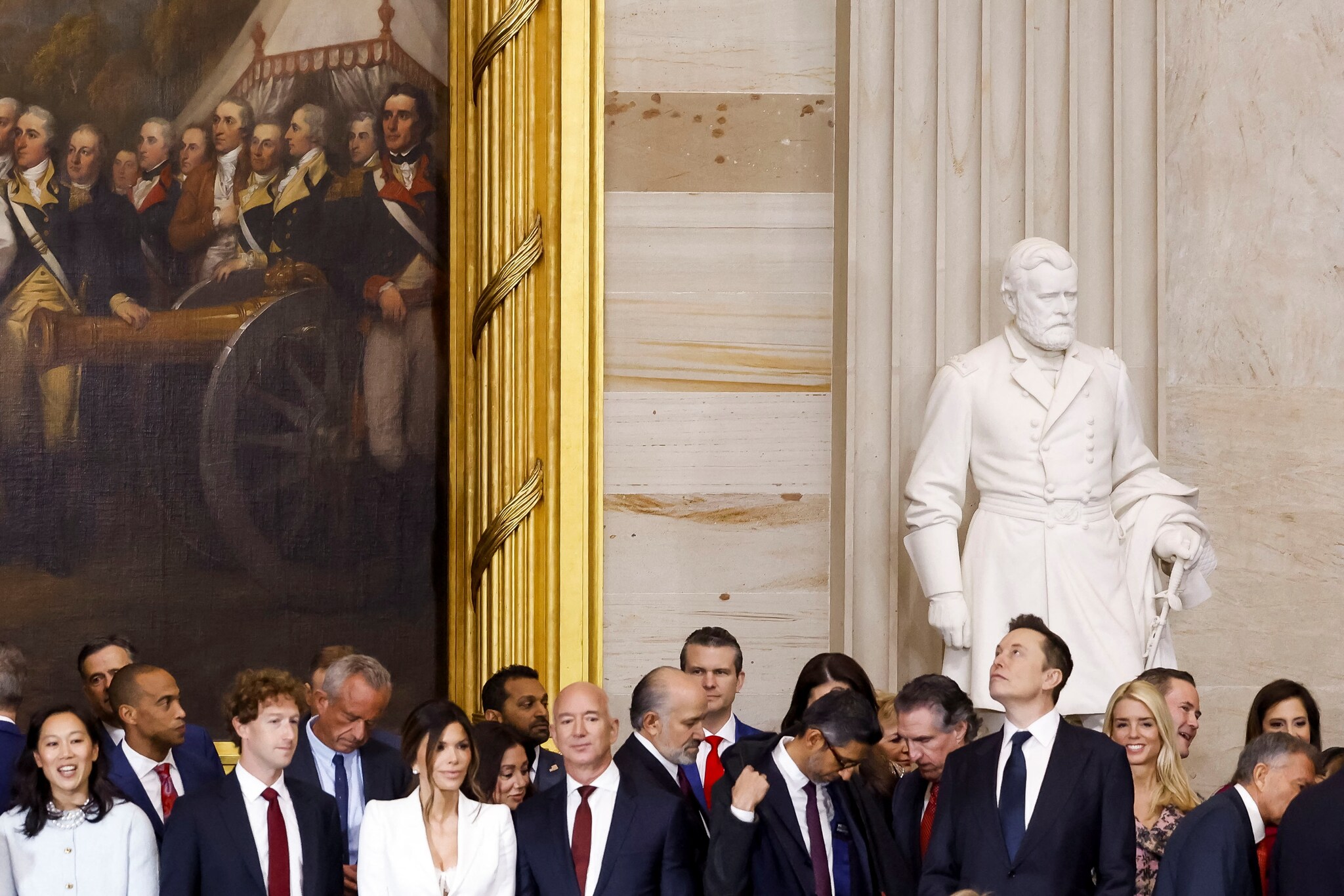 (L-R) Priscilla Chan, Meta CEO Mark Zuckerberg, Robert F. Kennedy Jr., Lauren Sanchez, Jeff Bezos, Sundar Pichai, and Elon Musk, among other dignitaries, attend Donald Trump’s inauguration as the next President of the United States in the rotunda of the United States Capitol in Washington, DC, USA, 20 January 2025. Trump, who defeated Kamala Harris, is being sworn in today as the 47th president of the United States, though the planned outdoor ceremonies and events have been cancelled due to a forecast of extreme cold temperatures.    SHAWN THEW/Pool via REUTERS De inauguratie van Donald Trump met misschien wel de meest veelzeggende foto van die dag, met onder meer Priscilla Chan, Mark Zuckerberg, Robert F. Kennedy Jr., Lauren Sanchez, Jeff Bezos, Sundar Pichai, and Elon Musvia. Foto: Reuters.
