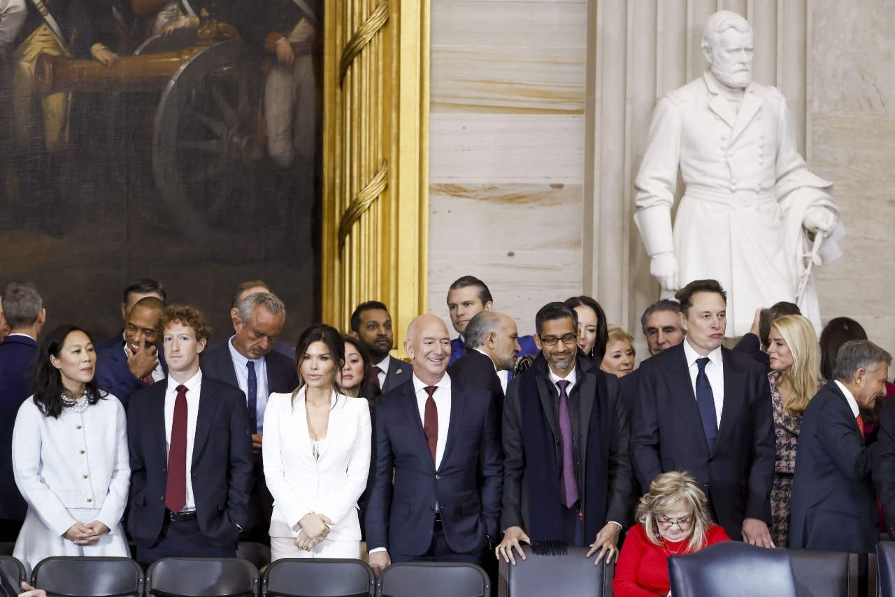 Onder meer de techmiljardairs Zuckerberg, Bezos en Musk bij de inauguratie van president Trump op 20 januari 2025. V.l.n.r. Priscilla Chan, Mark Zuckerberg, Lauren Sanchez, Jeff Bezos, Sundar Pichai en Elon Musk, allemaal aanwezig in Washington bij de inauguratie van Donald Trump als president van de Verenigde Staten. Foto: ANP.
