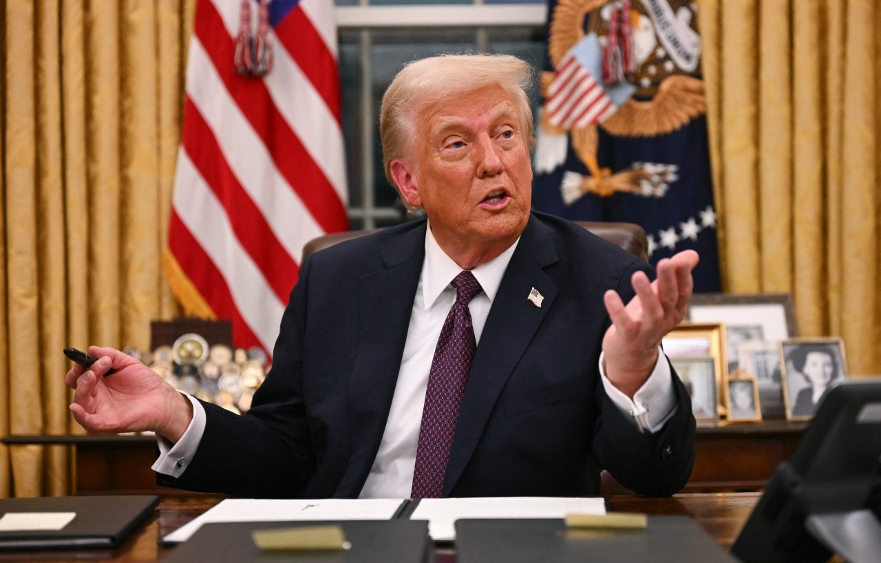 Donald Trump, op dag 1 handtekeningen aan het zetten. Onder decreten, vooral. Dag 1 van de tweede termijn van president Donald Trump in het Witte Huis, meteen een dag van handtekeningen zetten. Foto: ANP.