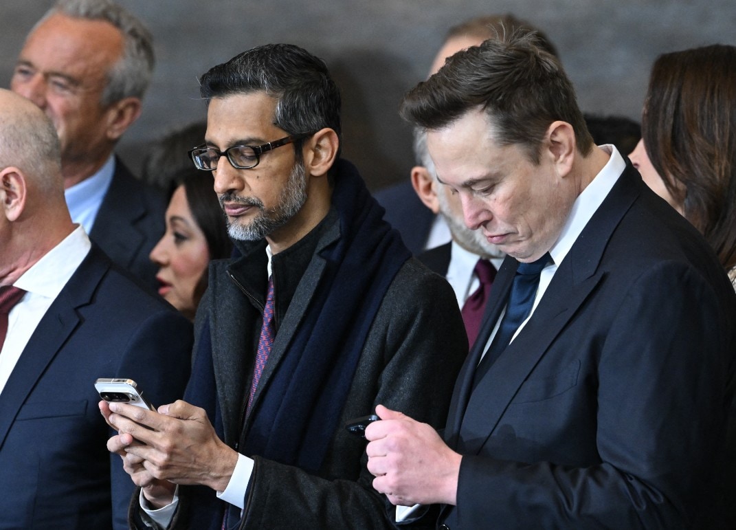 De mobiele generatie - Google CEO Sundar Pichai en Tesla and SpaceX CEO Elon Musk -  tijdens de inauguratie van Donald Trump. De mobiele generatie - Google CEO Sundar Pichai en Tesla/SpaceX-CEO Elon Musk - tijdens de inauguratie van Donald Trump. Foto: ANP