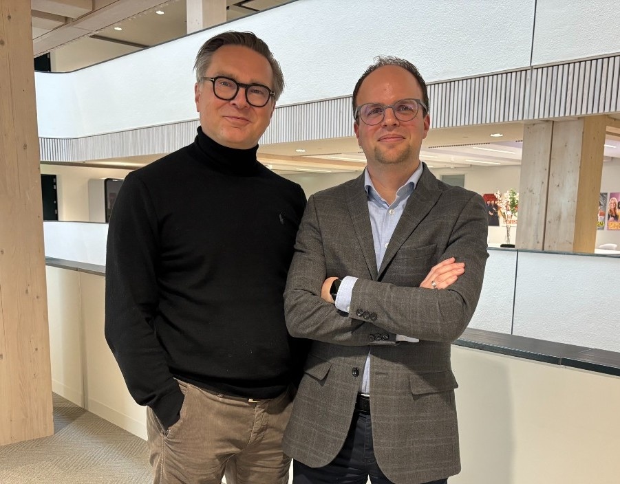 Ronald van der Aart en Koen de Lange (Stedin), communicatie-experts, in de podcast Onder Embargo. Ronald van der Aart (links) en Koen de Lange van Stedin.