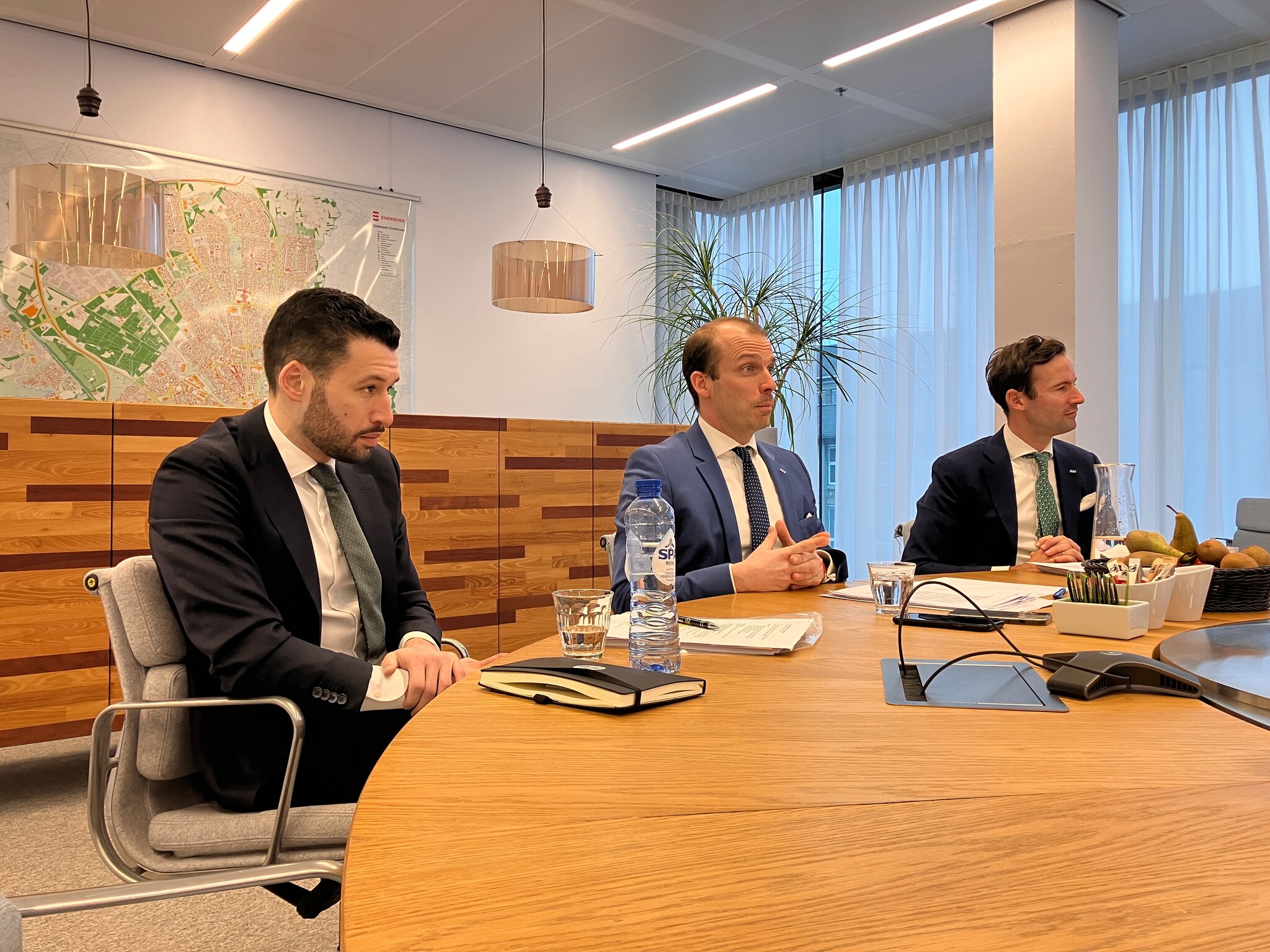 Raphael Noé (Capreon) en de wethouders Stijn Steenbakkers en Maes van Lanschot woensdag tijdens een toelichting op de verkoop van de Brainport Industries Campus. Raphael Noé (Capreon) en de wethouders Stijn Steenbakkers en Maes van Lanschot woensdag tijdens een toelichting op de verkoop van de Brainport Industries Campus. Foto: ED.