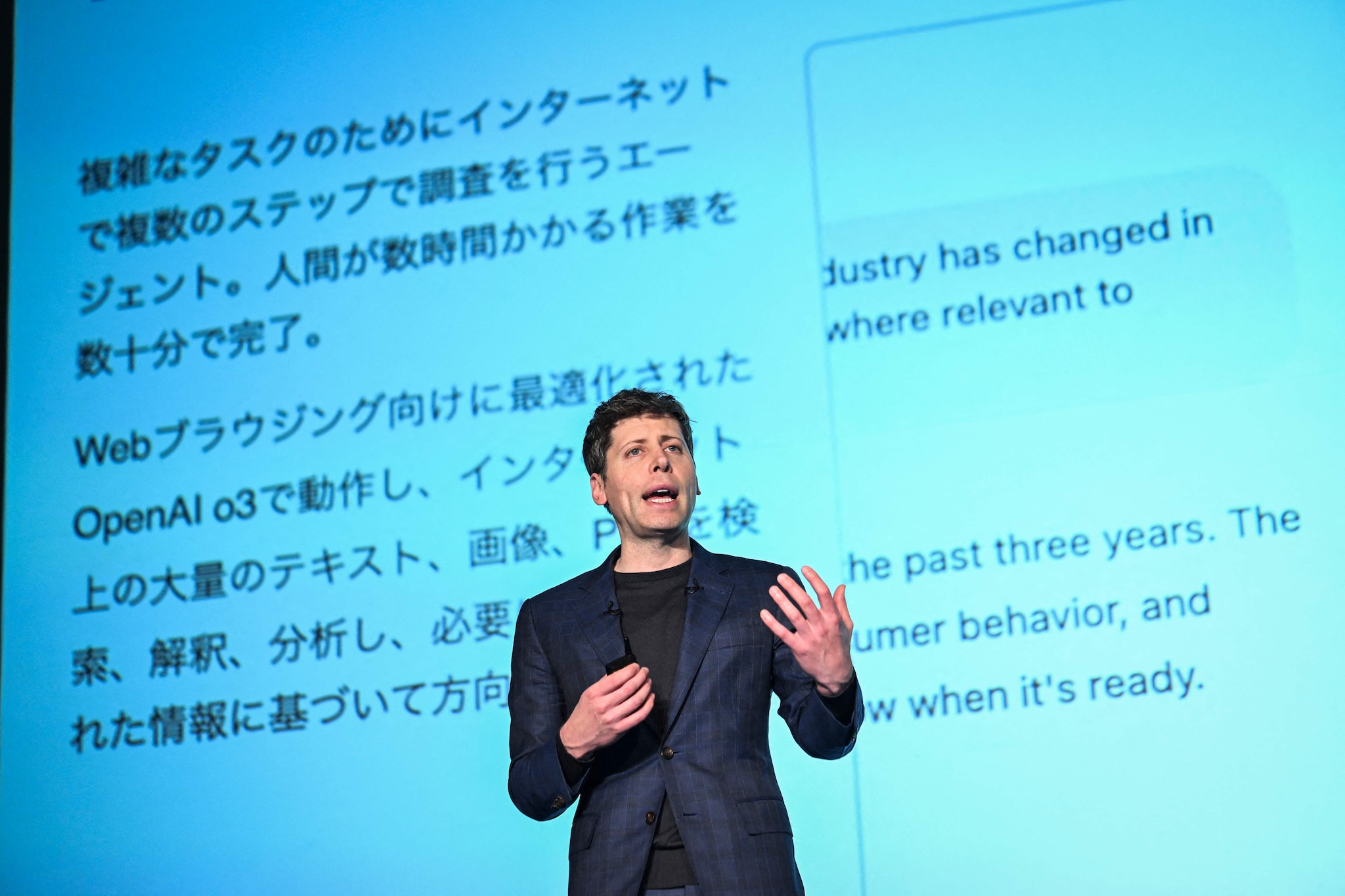 OpenAI CEO Sam Altman attends a press conference in Tokyo on February 3, 2025. Japan's SoftBank Group will form a joint venture with US tech giant OpenAI to offer advanced artificial intelligence to businesses, SoftBank chief executive Masayoshi Son announced on February 3. (Photo by Yuichi YAMAZAKI / AFP) OpenAI CEO Sam Altman tijdens een presentatie in Japan. Foto: AFP