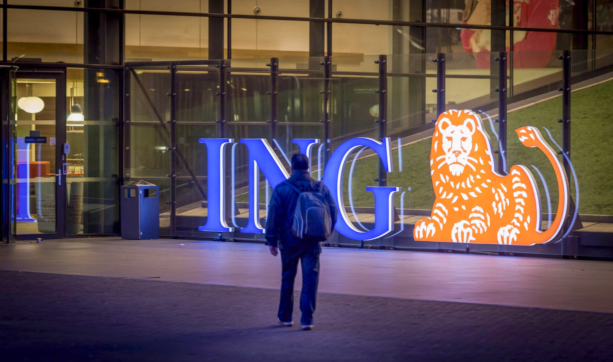 Exterieur van het hoofdkantoor van ING bij avond. ANP /  ANP XTRA