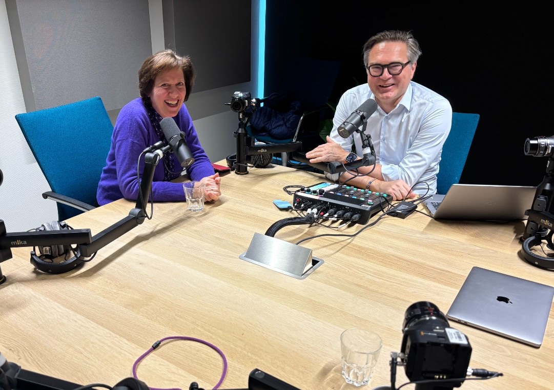 Ariane Volz van Tata Steel en Ronald van der Aart in de podcaststudio voor de opnames van Onder Embargo. Ariane Volz van Tata Steel en Ronald van der Aart in de podcaststudio voor de opnames van Onder Embargo.