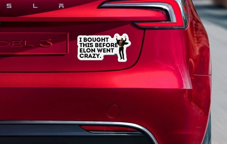 Een anti-Musk sticker op een Tesla. Het aandeel van het automerk keldert al wekenlang, mede door de grillen van de ceo. Een anti-Musk sticker op een Tesla. Het aandeel van het automerk keldert al wekenlang, mede door de grillen van de ceo. Foto: AFP