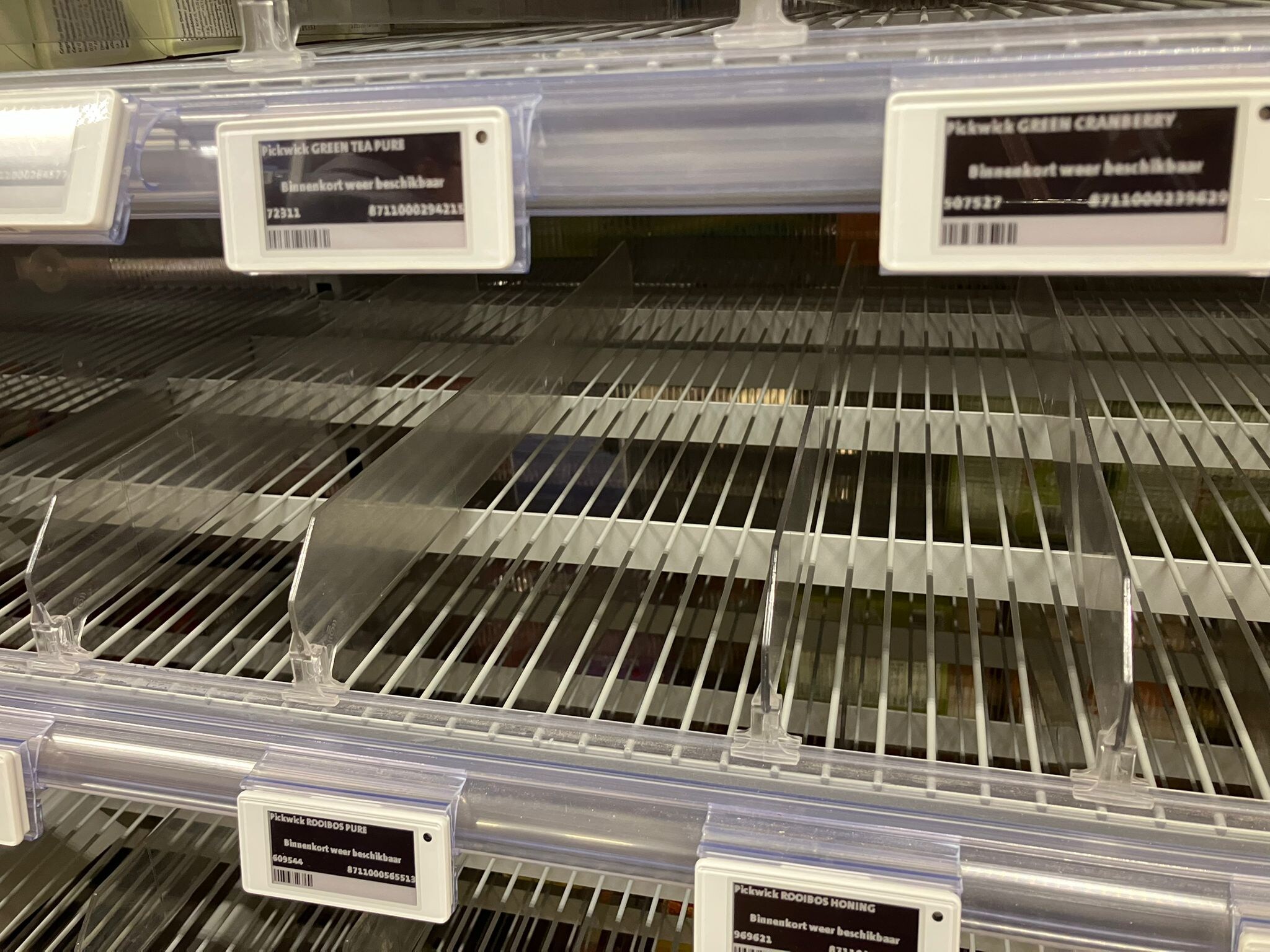 Onder andere Douwe Egberts-koffie en thee van Pickwick (een merk van DE) was tijdelijk niet verkrijgbaar. Onder andere Douwe Egberts-koffie en thee van Pickwick (een merk van DE) was tijdelijk niet verkrijgbaar. Foto: AD.