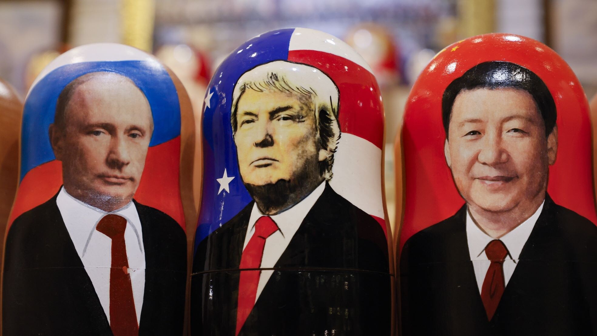 Matroesjka-poppen van Putin, Trump en Xi Jinping in een cadeauwinkel in Moskou. Matroesjka-poppen van Putin, Trump en Xi Jinping in een cadeauwinkel in Moskou. Foto: EPA/ANP