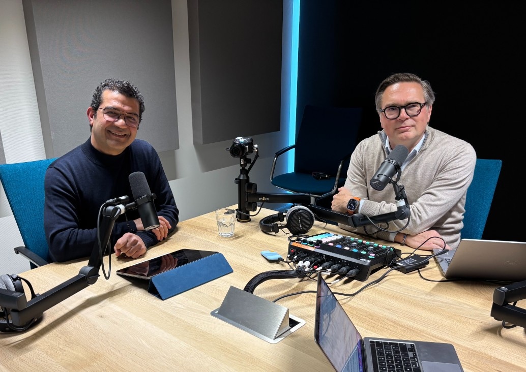 Youssef Eddini en Ronald van der Aart in de studio bij de opnames van Onder Embargo. Youssef Eddini (links) en presentator Ronald van der Aart in de studio bij de opnames van Onder Embargo.
