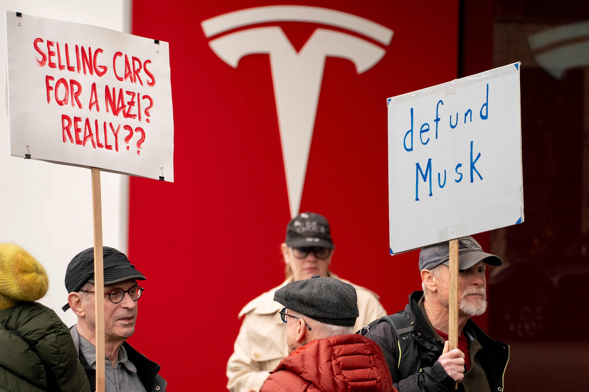 Demonstranten verzamelen bij een Tesla-vestiging in Seattle. Demonstranten verzamelen bij een Tesla-vestiging in Seattle. Foto: Getty Images via AFP
