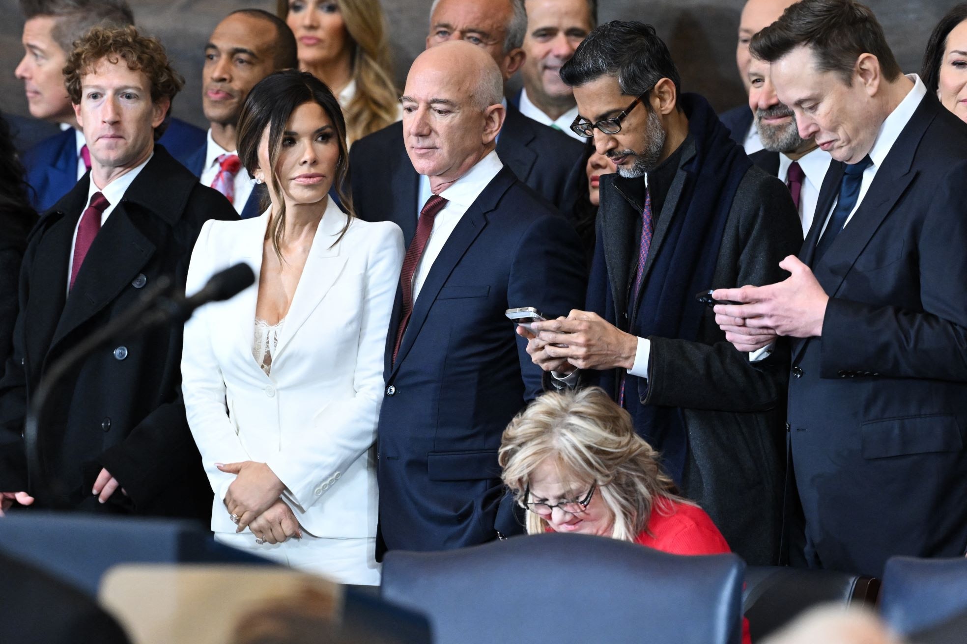 V.l.n.r.: Mark Zuckerberg (Meta), Lauren Sanchez (de vrouw van Jeff Bezos), Bezos zelf (Amazon), Sundar Pichai (Google) en Elon Musk tijdens de tweede inauguratie van president Donald Trump, afgelopen januari. V.l.n.r.: Mark Zuckerberg (Meta), Lauren Sanchez (de vrouw van Jeff Bezos), Bezos zelf (Amazon), Sundar Pichai (Google) en Elon Musk tijdens de tweede inauguratie van president Donald Trump, afgelopen januari.  Foto: ANP/AFP