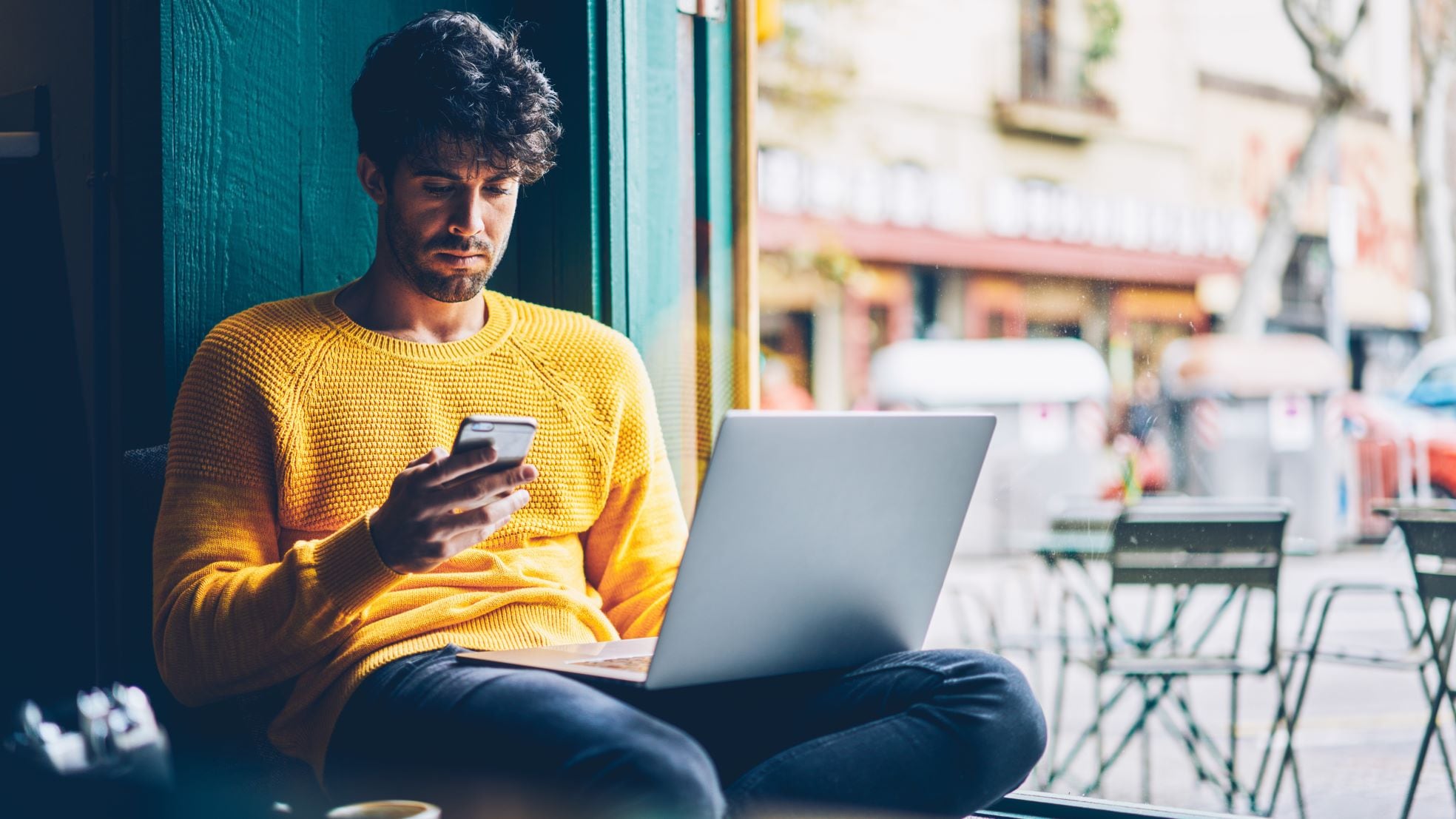 Veel werkgevers worden bijhoorlijk moedeloos van de vele 'pings' en andere notificaties. Veel werkgevers worden bijhoorlijk moedeloos van de vele ‘pings’ en andere notificaties. Foto: Shutterstock