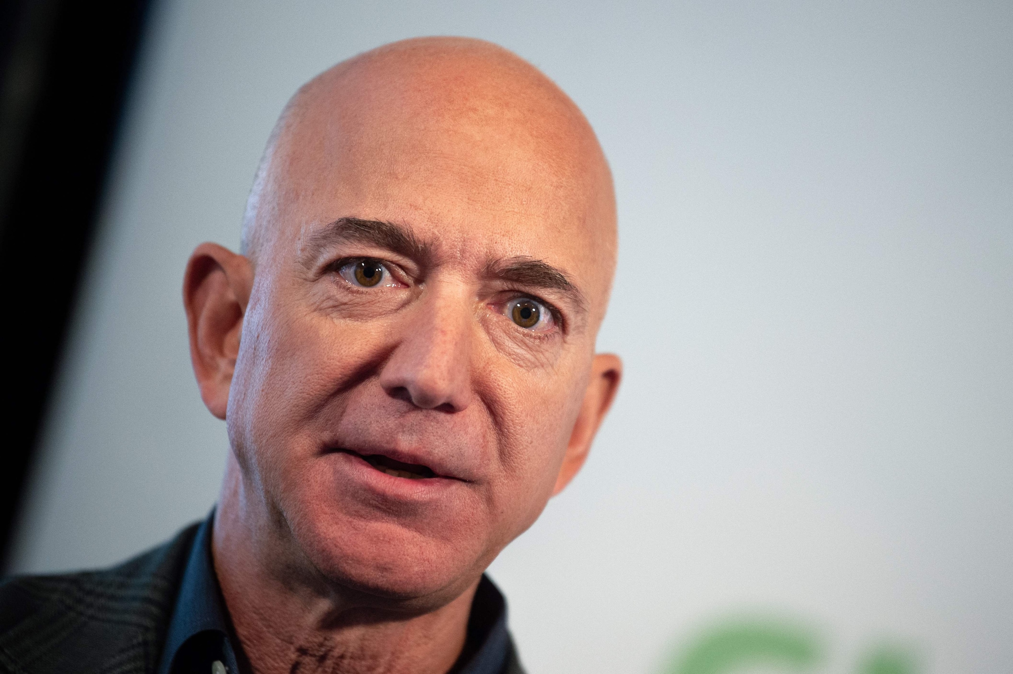 (FILES) Amazon Founder and CEO Jeff Bezos speaks to the media on the company’s sustainability efforts on September 19, 2019 in Washington,DC. The Washington Post will no longer run views opposed to "personal liberties and free markets" on its opinion pages, its owner Jeff Bezos announced on February 26, 2025, the latest intervention by the billionaire in the major US paper's editorial operations. "We are going to be writing every day in support and defense of two pillars: personal liberties and free markets," wrote Bezos on social media platform X. (Photo by Eric BARADAT / AFP) Leen Zevenbergen schrijft: ‘Wat dacht je van het bestuur van grote succesvolle bedrijven als Amazon (foto: Jeff Bezos), Facebook, Google en anderen? Dacht je dat daar alles volgens de democratische weg gaat met lange beslisprocedures? Foto: AFP.