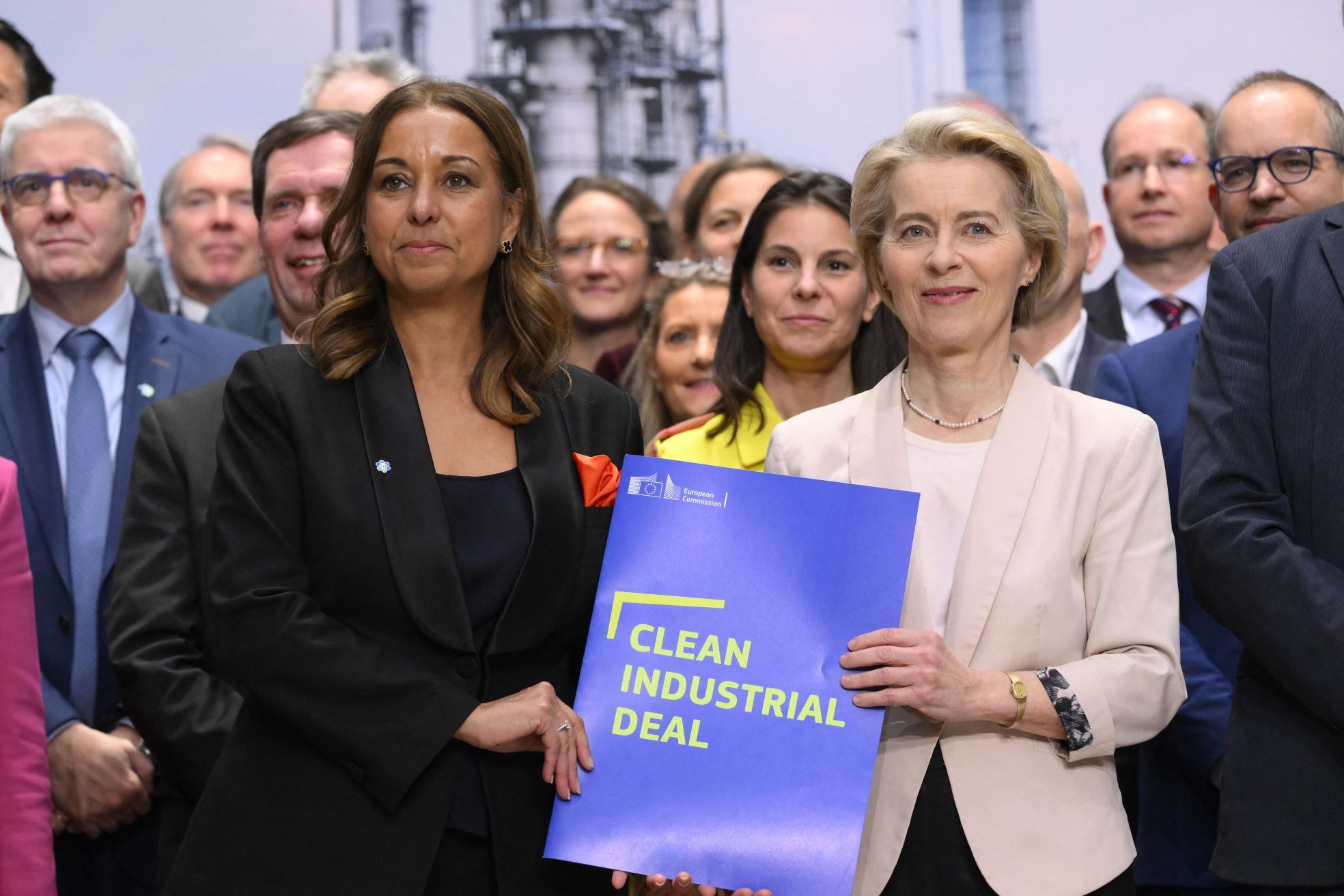 President van de European Chemical Industry Council) en CEO van Syensqo Ilham Kadri (links) met EU-voorzitter Ursula von der Leyen. President van de European Chemical Industry Council) en CEO van Syensqo Ilham Kadri (links) met EU-voorzitter Ursula von der Leyen. Foto: ANP/AFP