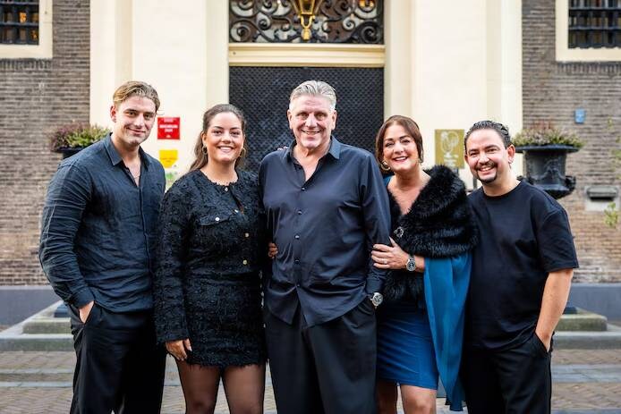 V.l.n.r.: Jimmie (24), Isabelle (21), Jonnie (60) en Thérèse Boer (53) met chef-kok Nelson Tanate (33) van De Librije, samen zaten ze in de nieuwe docureeks De Opvolging. Foto: Enzio Ardesch voor AD. V.l.n.r.: Jimmie (24), Isabelle (21), Jonnie (60) en Thérèse Boer (53) met chef-kok Nelson Tanate (33) van De Librije, samen zaten ze in de nieuwe docureeks De Opvolging. Foto: Enzio Ardesch voor AD.