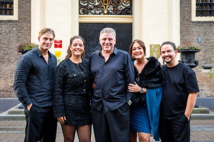 V.l.n.r.: Jimmie (24), Isabelle (21), Jonnie (60) en Thérèse Boer (53) met chef-kok Nelson Tanate (33) van De Librije. Foto: Enzio Ardesch/AD. V.l.n.r.: Jimmie (24), Isabelle (21), Jonnie (60) en Thérèse Boer (53) met chef-kok Nelson Tanate (33) van De Librije, samen zitten ze in de nieuwe docureeks De Opvolging. Foto: Enzio Ardesch voor AD.