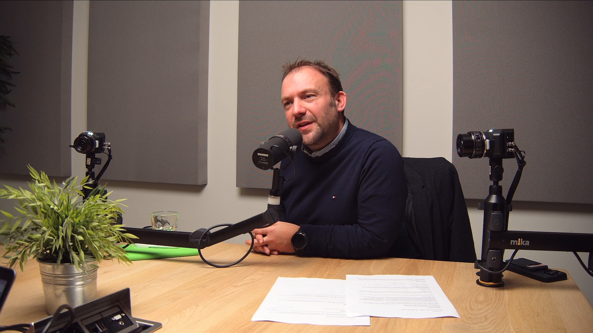 Gerd de Smyter in onder Embargo. KPN-woordvoerder Gerd de Smyter tijdens de podcastopname voor Onder Embargo.