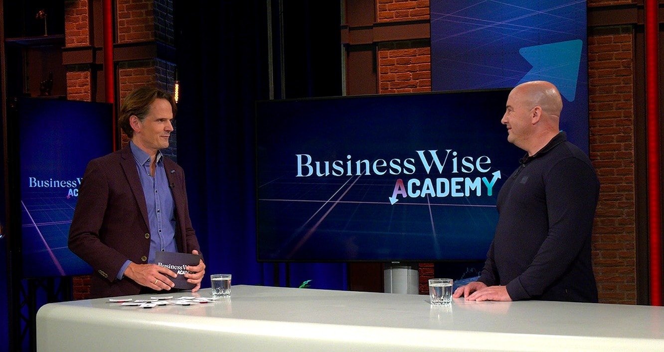 BusinessWise Academy, met Gerben van Driel. Presentator Gerben van Driel (links) in de studio met expert Karel Mercx van Beleggers Belangen.