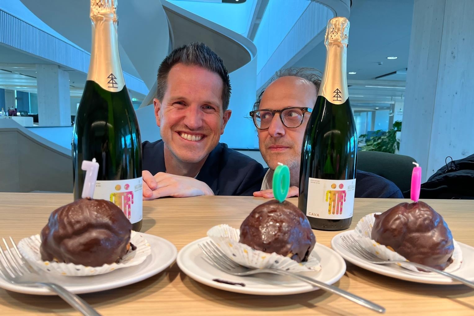 Thijs van Dijk en Daniel Kok vieren hun 100e Bakkie Media-podcast. Thijs van Dijk en Daniel Kok vieren hun 100e Bakkie Media-podcast met Neleman Cava, Jumbo-chocosoezen en kaarsjes. Foto: BusinessWise.