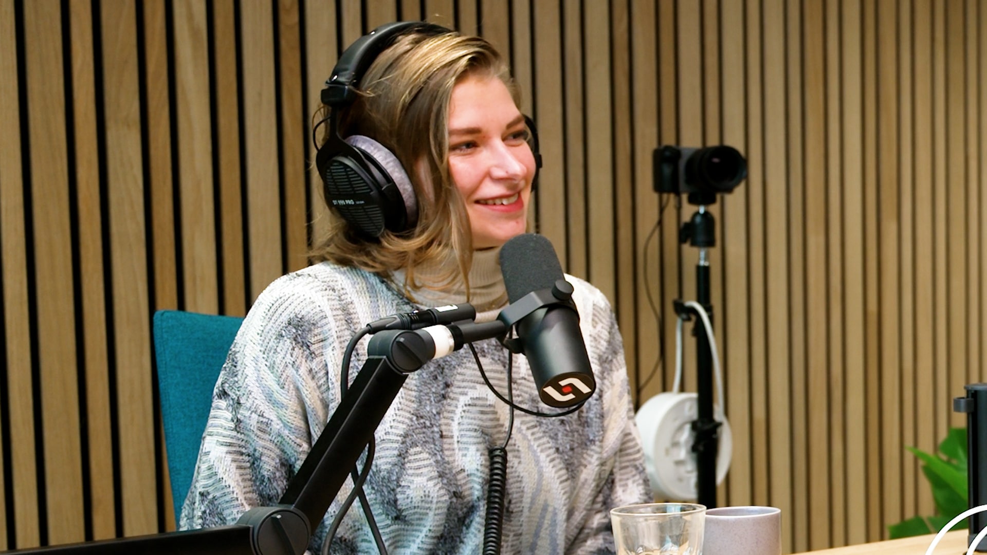 Gen Z’er Puck van Tussenbroek is socioloog, webredacteur bij DUB (de redactioneel onafhankelijke nieuws- en opiniesite van de Universiteit Utrecht), theatermaker én heeft ze haar eigen muzikale voorstelling waar het o.a. gaat over Gen Z. BusinessWise