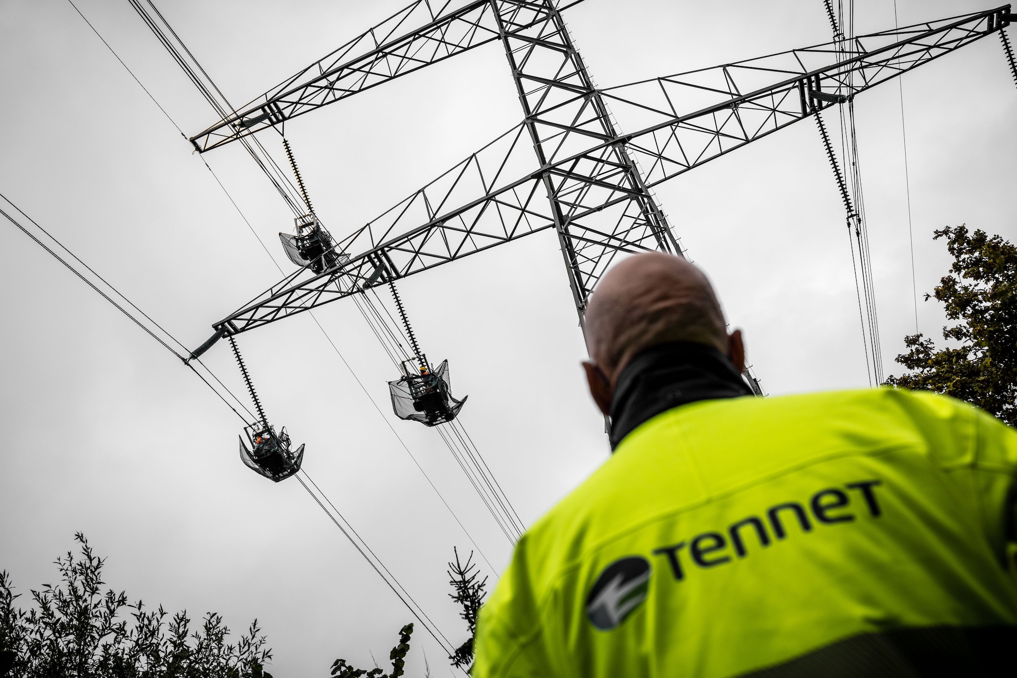 Medewerkers van TenneT werken aan de hoogspanningskabels boven Eindhoven. ANP