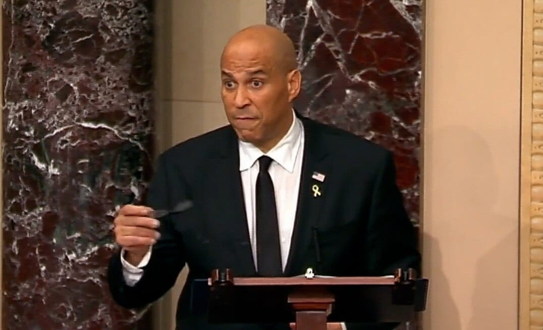 De Democratische senator Cory Booker tijdens zijn 25 uur durende toespraak in de senaat.  De Democratische senator Cory Booker tijdens zijn 25 uur durende toespraak in de Senaat. Videostill