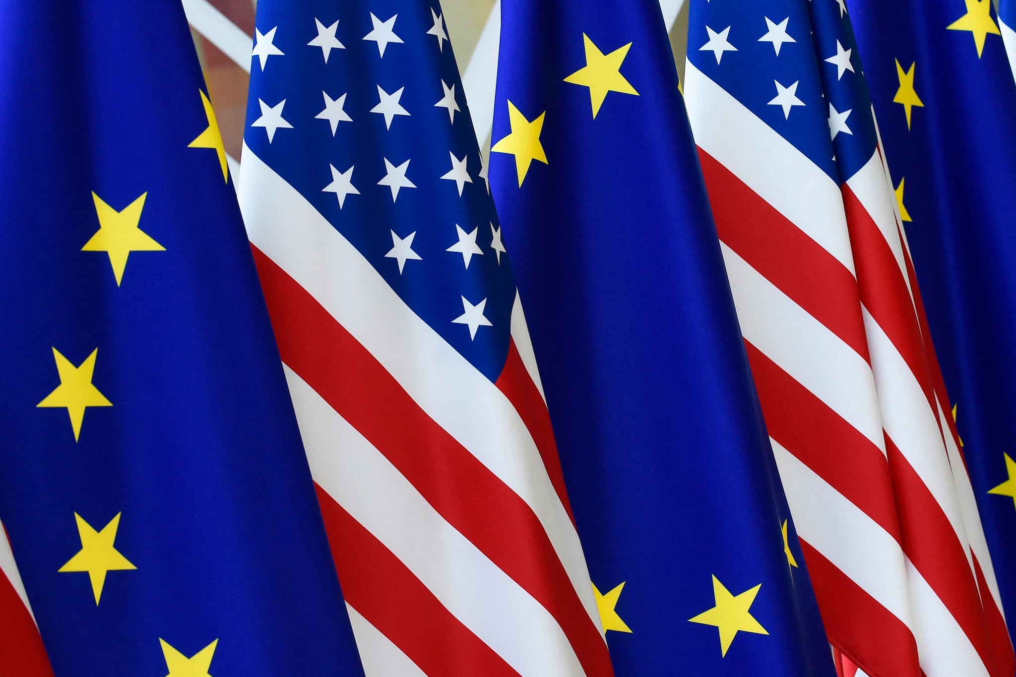 (FILES) This photograph taken on May 15, 2017 in Brussels shows US and European Union flags at the EU headquarters. President Donald Trump on April 2, 2025 announced huge new tariffs of 34 percent on imports from China and 20 percent on imports from the European Union -- two of the main US trade partners. (Photo by JOHN THYS / AFP) Foto: AFP