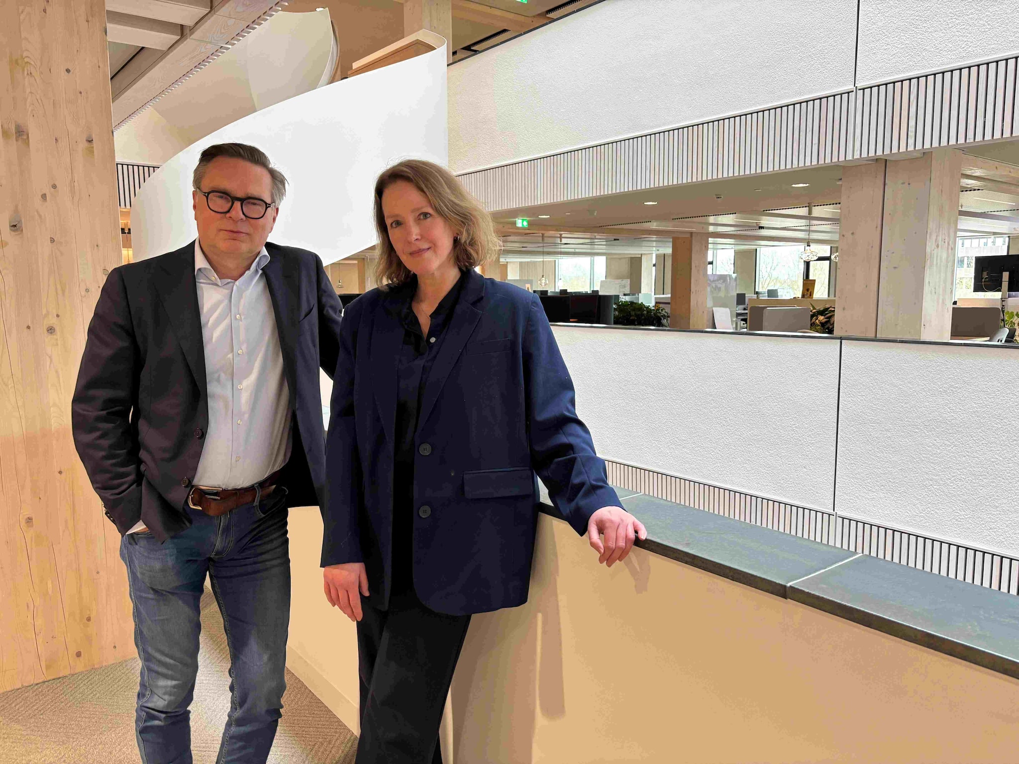 Ronald van der Aart, podcast-presentator van Onder Embargo, met Silvia Pilger, woordvoerder van KPMG. Ronald van der Aart, presentator van Onder Embargo, met Silvia Pilger, woordvoerder van KPMG, in Mediavaert waar de podcastopnames plaatsvinden.