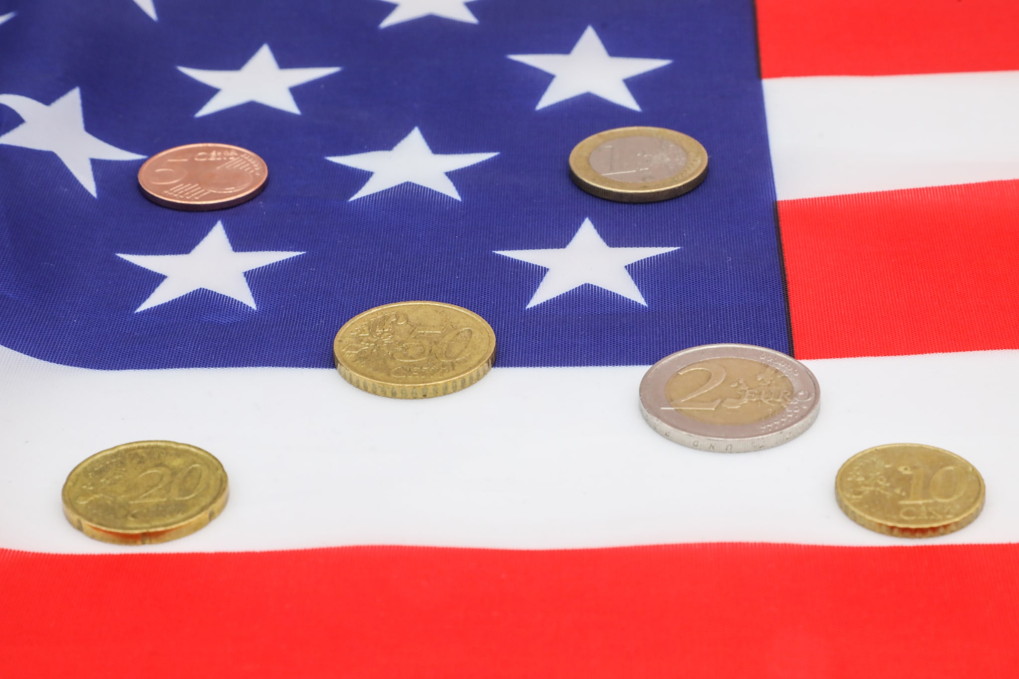 ILLUSTRATIEF - Geld in combinatie met de Amerikaanse vlag. De Amerikaanse president Donald Trump heeft, tijdens zijn Liberation Day, 20 procent importheffing aangekondigd voor producten uit de Europese Unie. Foto: Anton Kappers