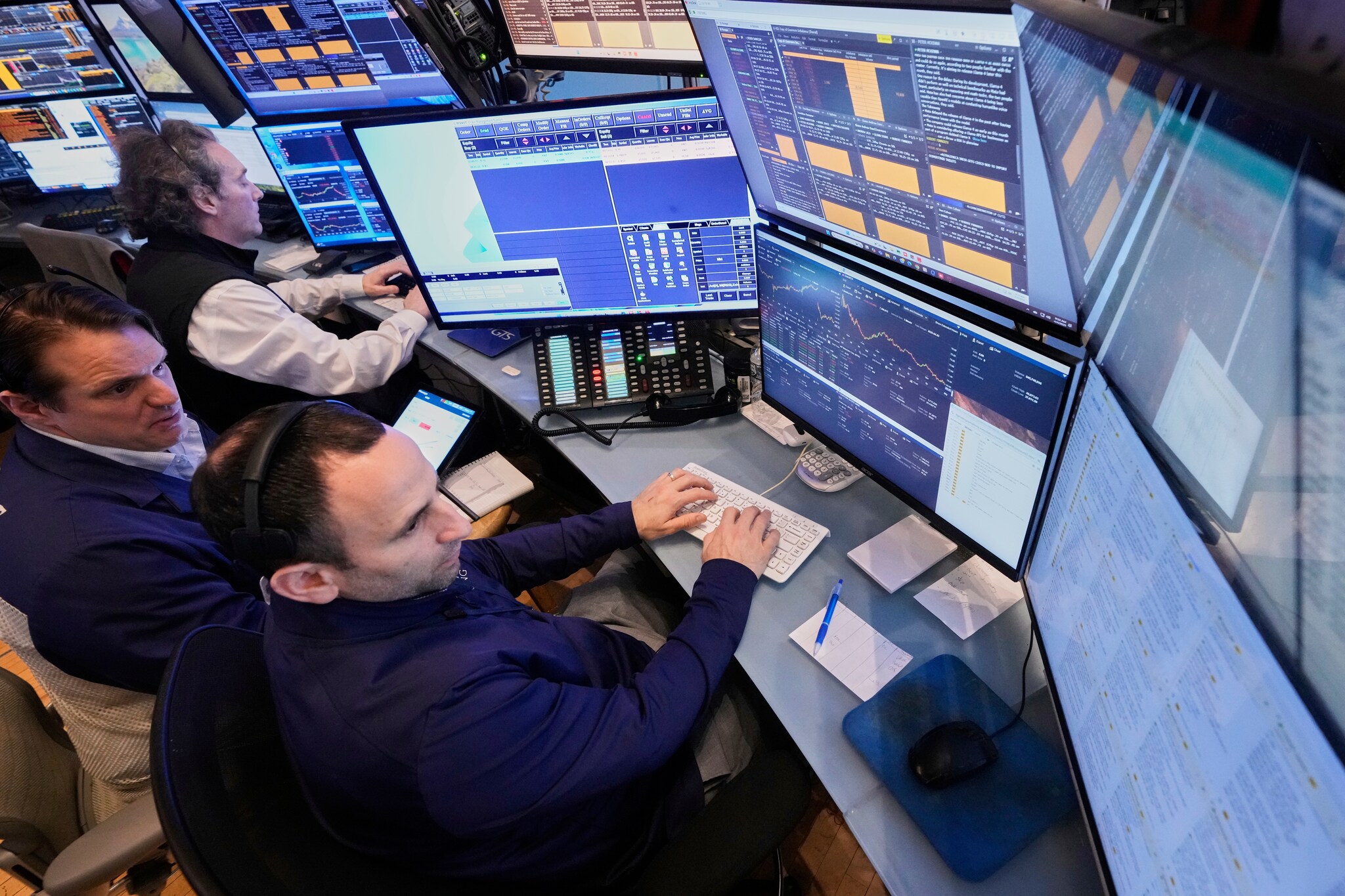 Traders work in their booth on the floor of the New York Stock Exchange, Friday, April 4, 2025. (AP Photo/Richard Drew) Hectiek op de New York Stock Exchange / Wall Street. Foto: AP Photo/Richard Drew.