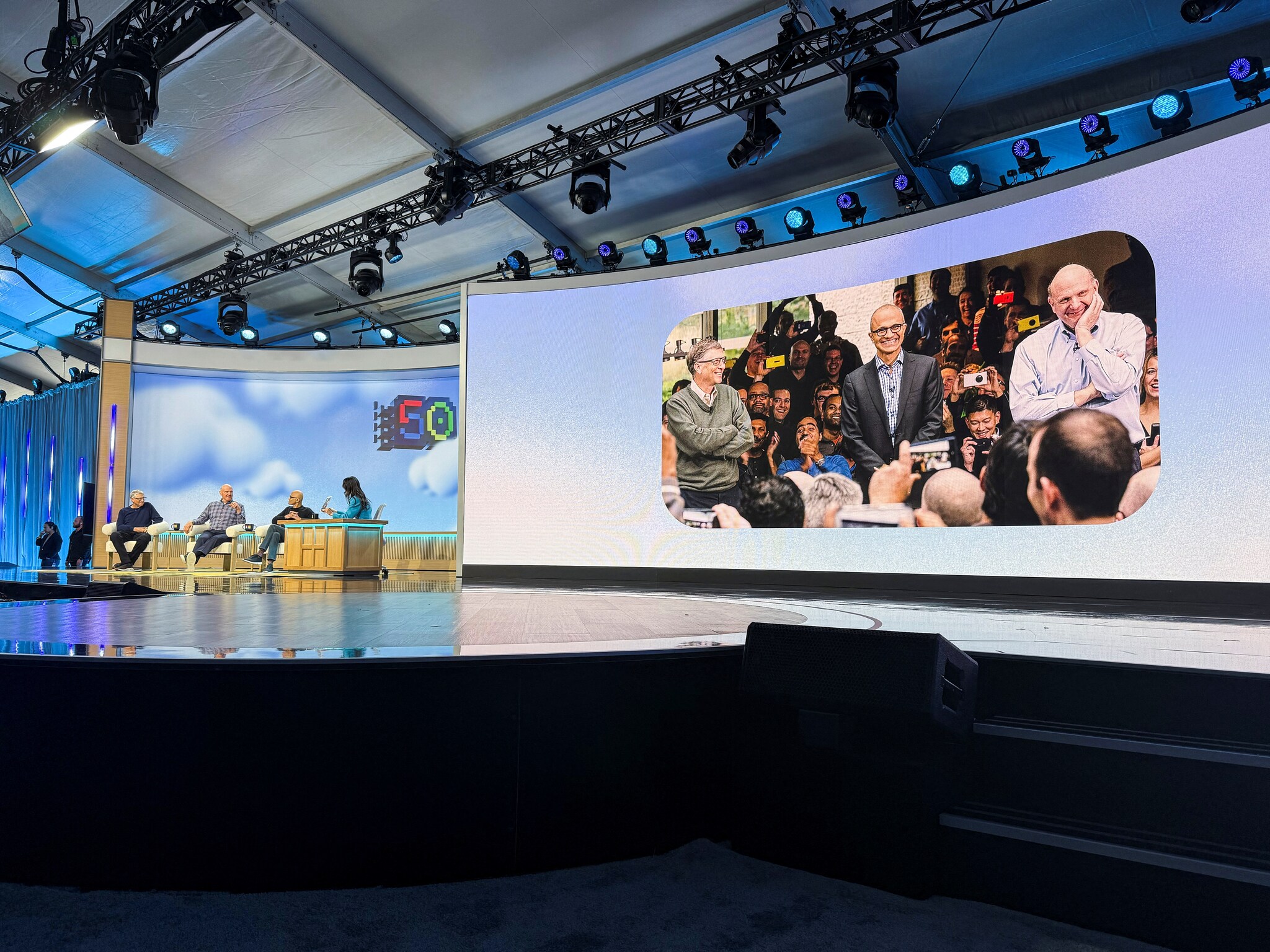 Microsoft co-founder Bill Gates, former Microsoft CEO Steve Ballmer, and CEO of Microsoft Satya Nadella make a joint public appearance at the Microsoft's 50th anniversary celebration in Redmond, Washington, U.S., April 4, 2025. REUTERS/Jeffrey Dastin Foto: Reuters.