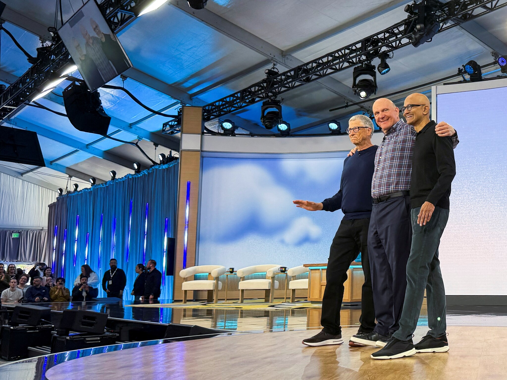 Microsoft co-founder Bill Gates, former Microsoft CEO Steve Ballmer, and CEO of Microsoft Satya Nadella make a joint public appearance at the Microsoft's 50th anniversary celebration in Redmond, Washington, U.S., April 4, 2025. REUTERS/Jeffrey Dastin Foto: Reuters.