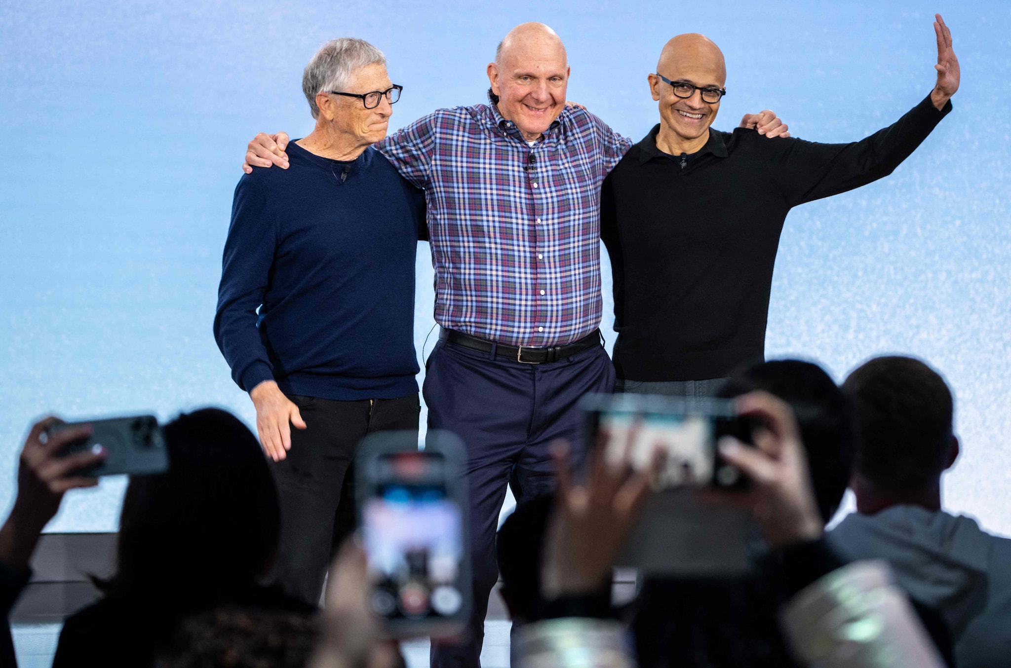 REDMOND, WASHINGTON - APRIL 4: Former Microsoft CEOs Bill Gates, left, and Steve Ballmer, center, pose for photos with CEO Satya Nadella during an event celebrating the 50th Anniversary of Microsoft on April 4, 2025 in Redmond, Washington. Microsoft also highlighted updates in Copilot, the company's AI tool.   Stephen Brashear/Getty Images/AFP (Photo by STEPHEN BRASHEAR / GETTY IMAGES NORTH AMERICA / Getty Images via AFP) Een bijzonder weerzien met v.l.n.r. Bill Gates, Steve Ballmer en Satya Nadella. Foto: Getty Images/AFP.