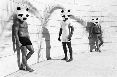 De zon herkenbare Bamigo-uitingen, onderkleding van bamboe, gedragen door een 'Panda'. De zo herkenbare Bamigo-uitingen met gespierde mannen met een Panda-masker. Foto: Bamigo.