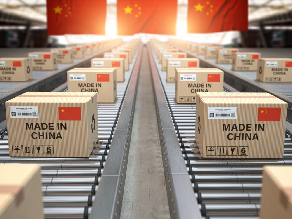 Made in China. Cardboard boxes with text made in China and chinese flag on the roller conveyor. 3d illustration Made in China. Inderdaad. Foto: Shutterstock.
