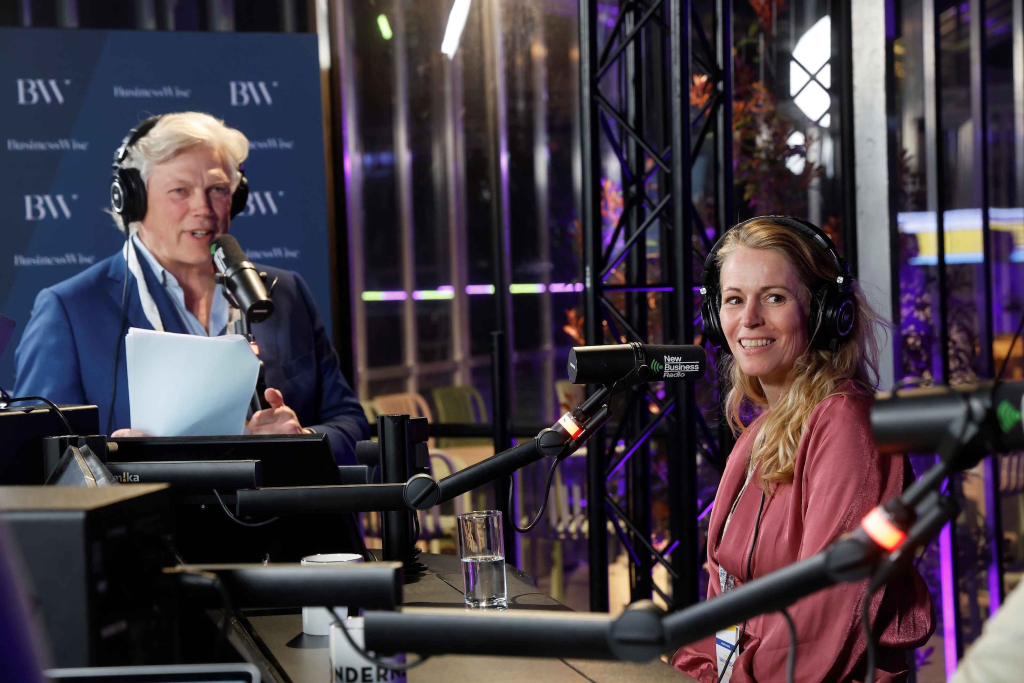 Roelof Hemmen in gesprek met Ankie van Wersch, directeur van MVO Nederland. Roelof Hemmen (links) in gesprek met Ankie van Wersch, directeur van MVO Nederland tijdens het radioprogramma Impact Fair Live. Foto: Ruud Voest.