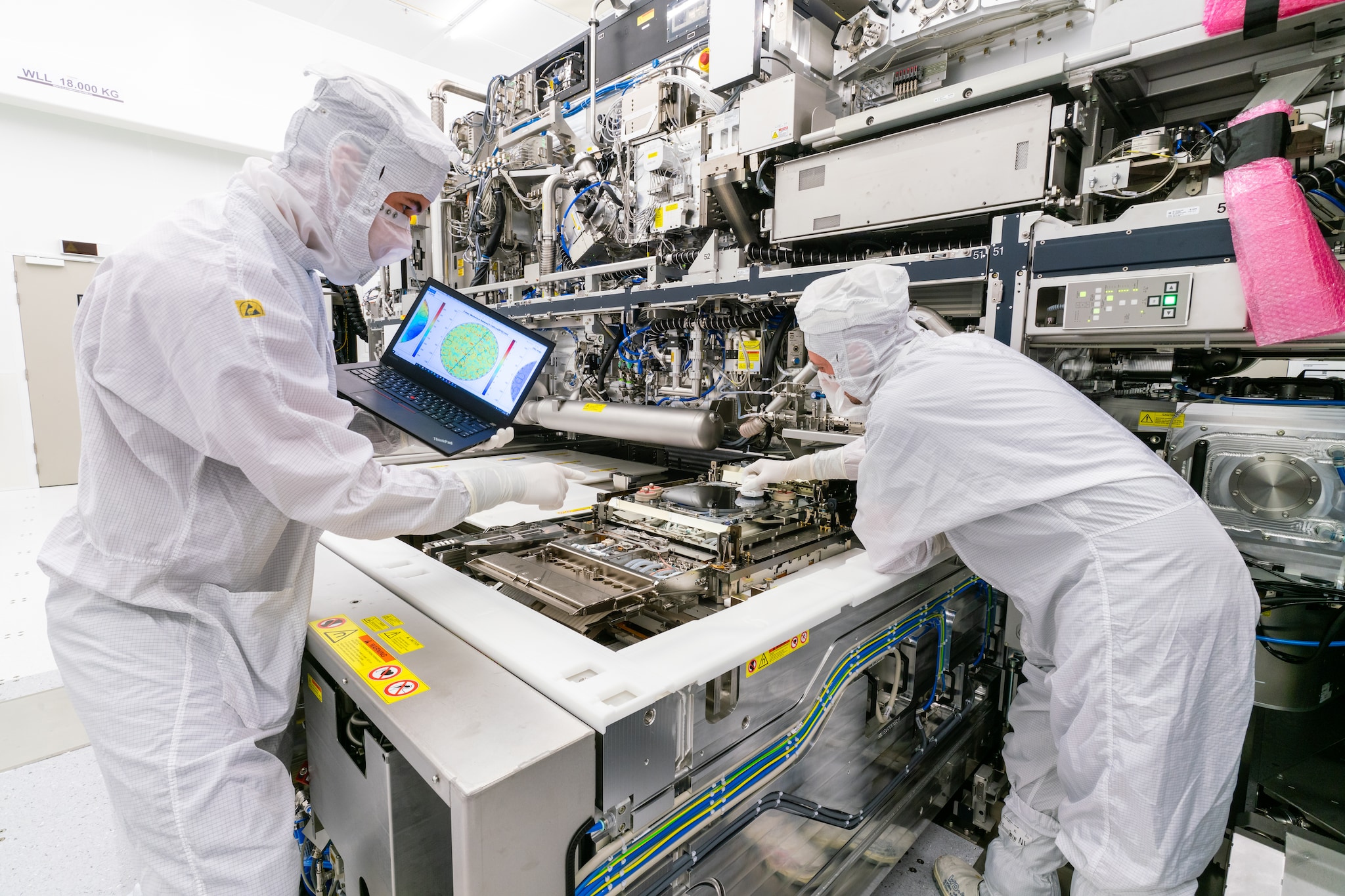 ASML Cleanroom EUV People in cleanroom, People at workCleanroom &amp; Research Lab: EUV, CleanroomYear: 2020 ASML