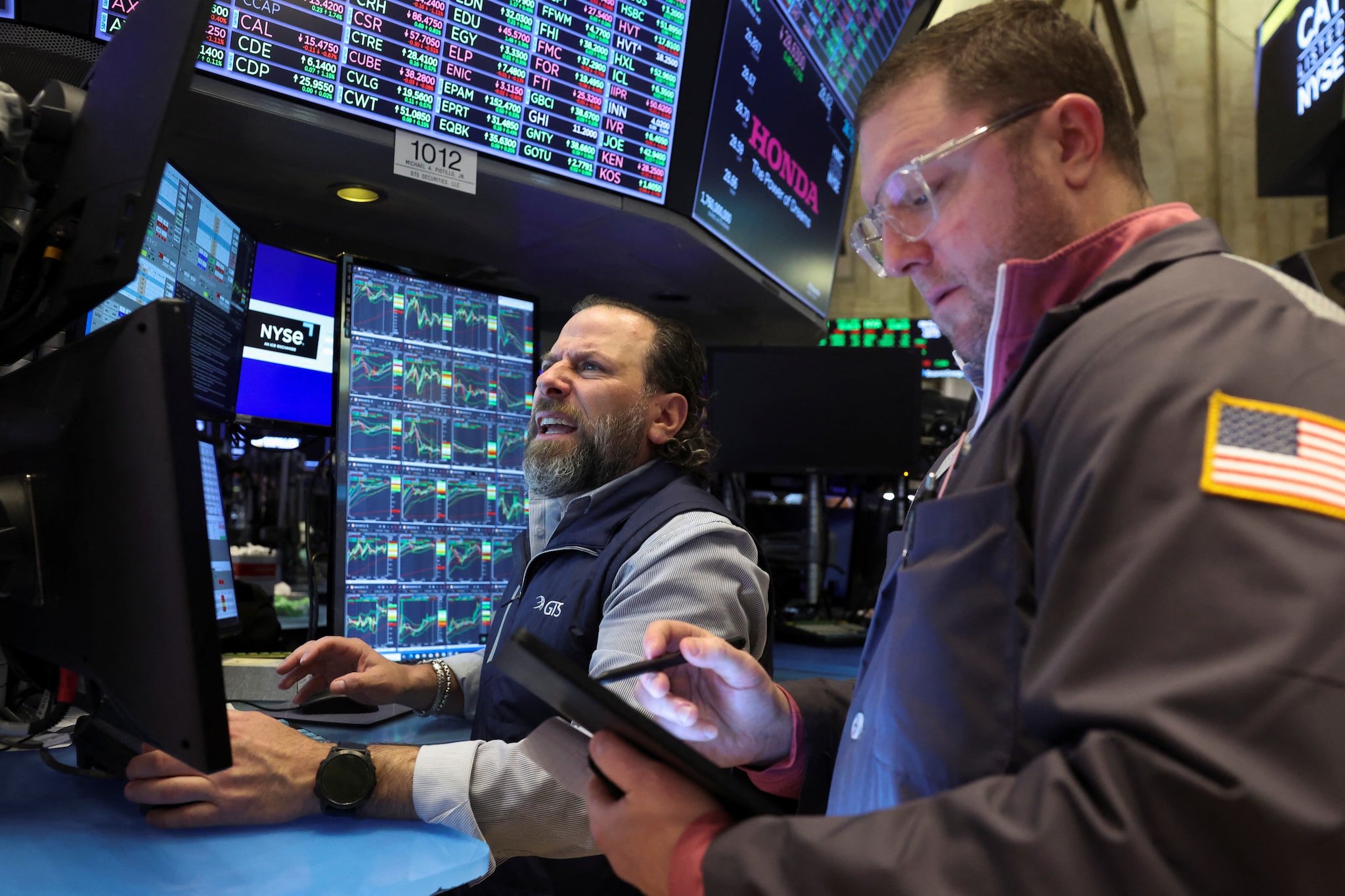 Een handelaar op de beurs van New York. Een handelaar op de beurs van New York, waar de afgelopen weken veel gebeurde. En dat is een understatement. Foto: Reuters.
