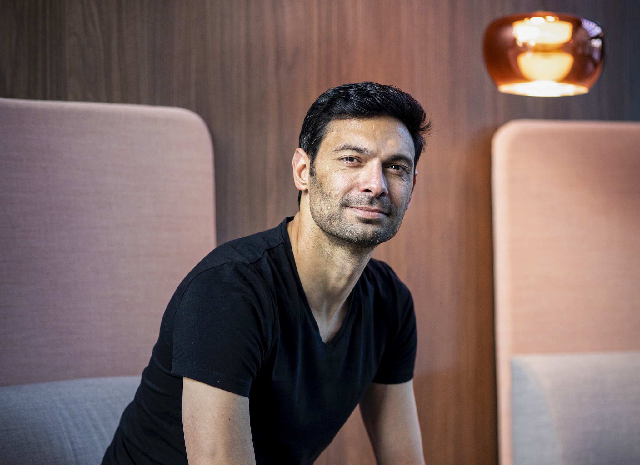 AMSTERDAM - Portret van CEO Ali Niknam in het hoofdkantoor van Bunq, een online Nederlandse bank en fintech-bedrijf. ANP RAMON VAN FLYMEN Ali Niknam, founder en CEO van bunq. Foto: ANP