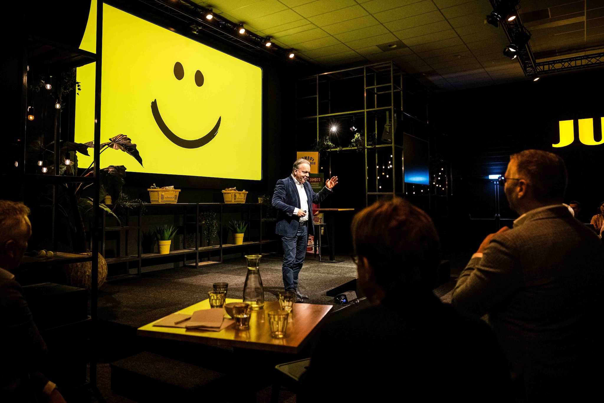 Ton van Veen, CEO van Jumbo, tijdens de bespreking van de jaarcijfers 2024. Het Jumbo Mediacafé eerder dit jaar, waar CEO Ton van Veen de jaarcijfers aan media presenteerde. Foto: ANP