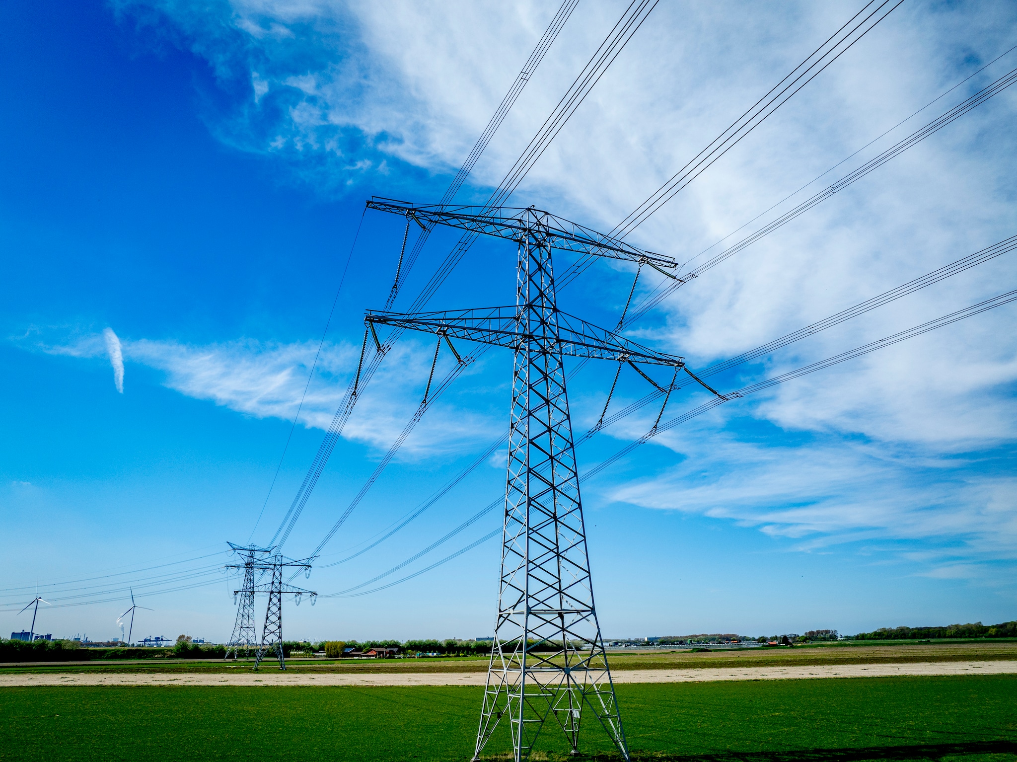 HOEK VAN HOLLAND - Hoogspanningsmasten zijn masten in het hoogspanningsnet waaraan de kabels bevestigd ,hoeveelheden elektrische energie over relatief grote afstanden in het landschap. Consumenten hebben steeds vaker last van drukte op het stroomnet. Vooral in de polders en in oudere stadswijken en dorpen kunnen verouderde delen van het stroomnet de groei van het aantal zonnepanelen niet aan stroomnetrobin utrecht Foto: ANP.