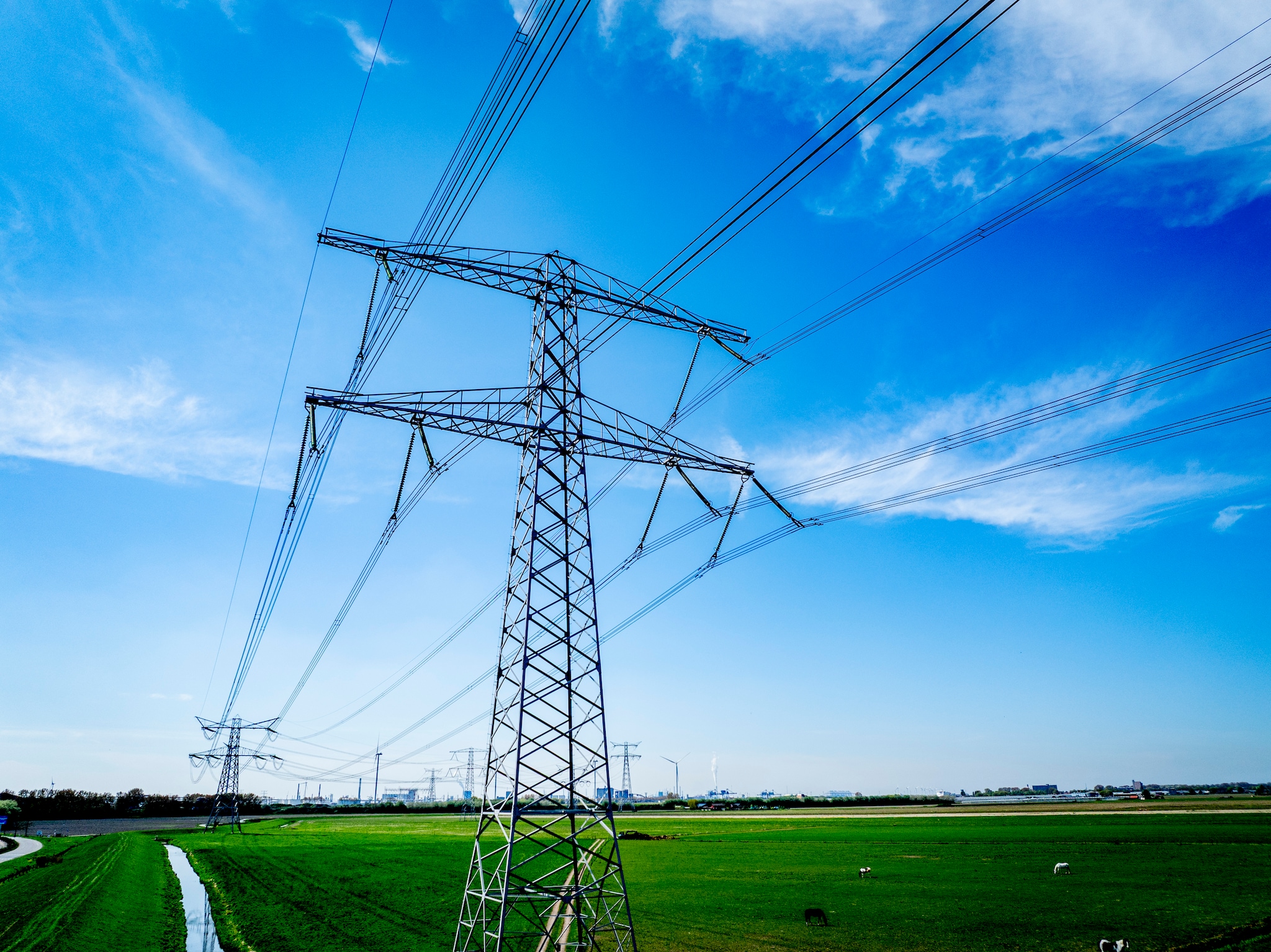 HOEK VAN HOLLAND - Hoogspanningsmasten zijn masten in het hoogspanningsnet waaraan de kabels bevestigd ,hoeveelheden elektrische energie over relatief grote afstanden in het landschap. Consumenten hebben steeds vaker last van drukte op het stroomnet. Vooral in de polders en in oudere stadswijken en dorpen kunnen verouderde delen van het stroomnet de groei van het aantal zonnepanelen niet aan stroomnetrobin utrecht Foto: ANP.