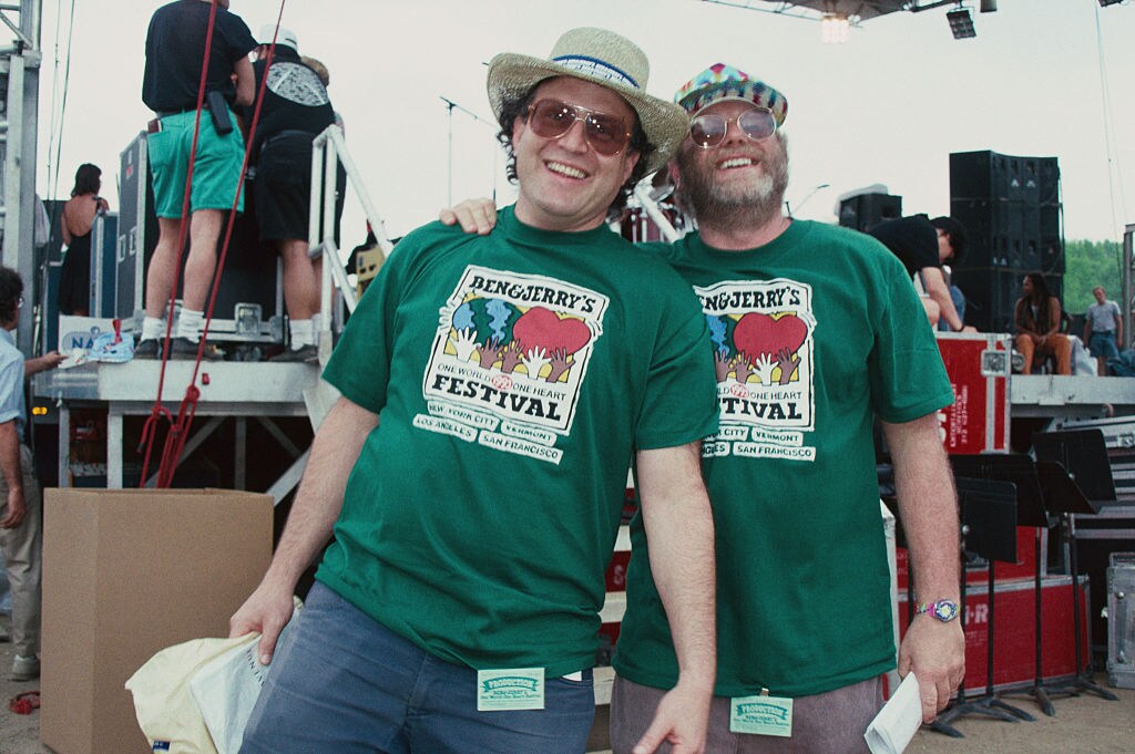 American businessmen, philanthropists, and founders of Ben &amp; Jerry’s ice cream company, Jerry Greenfield (left) and Ben Cohen at the ‘One World One Heart Festival’ in Central Park, New York City, USA, 16th May 1993. (Photo by Barbara Alper/Getty Images) Those where the days... Jerry Greenfield (links) en Ben Cohen bij het ‘One World One Heart Festival’ in Central Park in 1993. Foto: Getty Images.