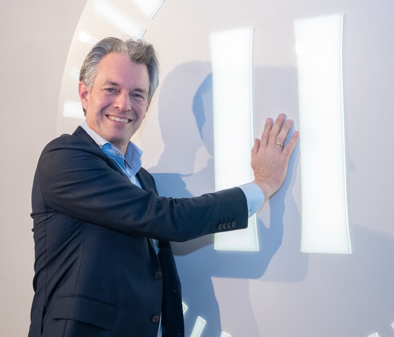 Mikael Andersson, CEO van Landal. Mikael Anderson, CEO van Landal, met zijn hand op het nieuwe logo: een Pauzeknop.