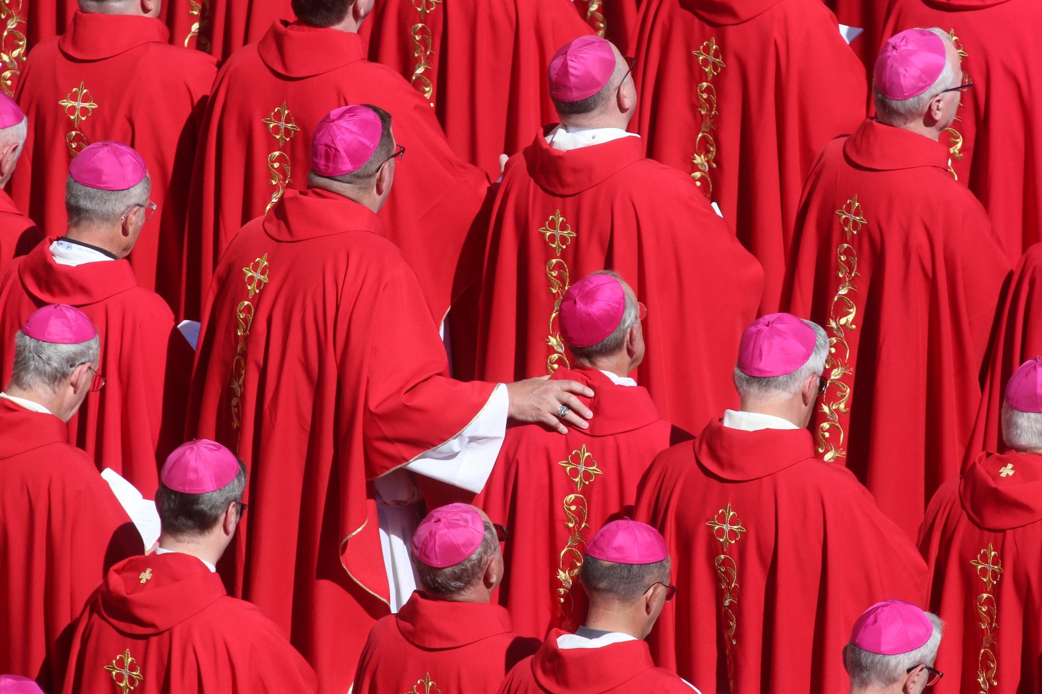 2025-04-26 10:18:48 VATICAANSTAD - Bisschoppen zoeken steun bij elkaar tijdens de uitvaart van paus Franciscus op het Sint-Pietersplein. De paus is op 88-jarige leeftijd overleden. ANP RAMON MANGOLD Bisschoppen zoeken steun bij elkaar tijdens de uitvaart van paus Franciscus op het Sint-Pietersplein. Foto: ANP.
