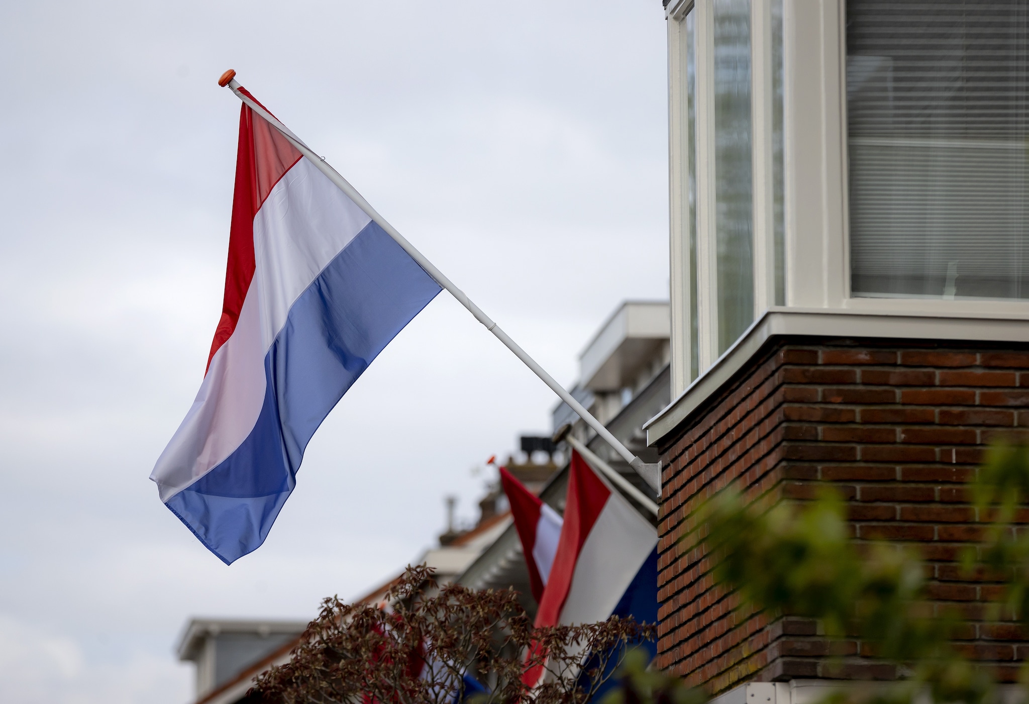 De vlag hangt uit op Bevrijdingsdag. De vlag hangt uit - en zo hoort het ook, op Bevrijdingsdag. Foto: ANP