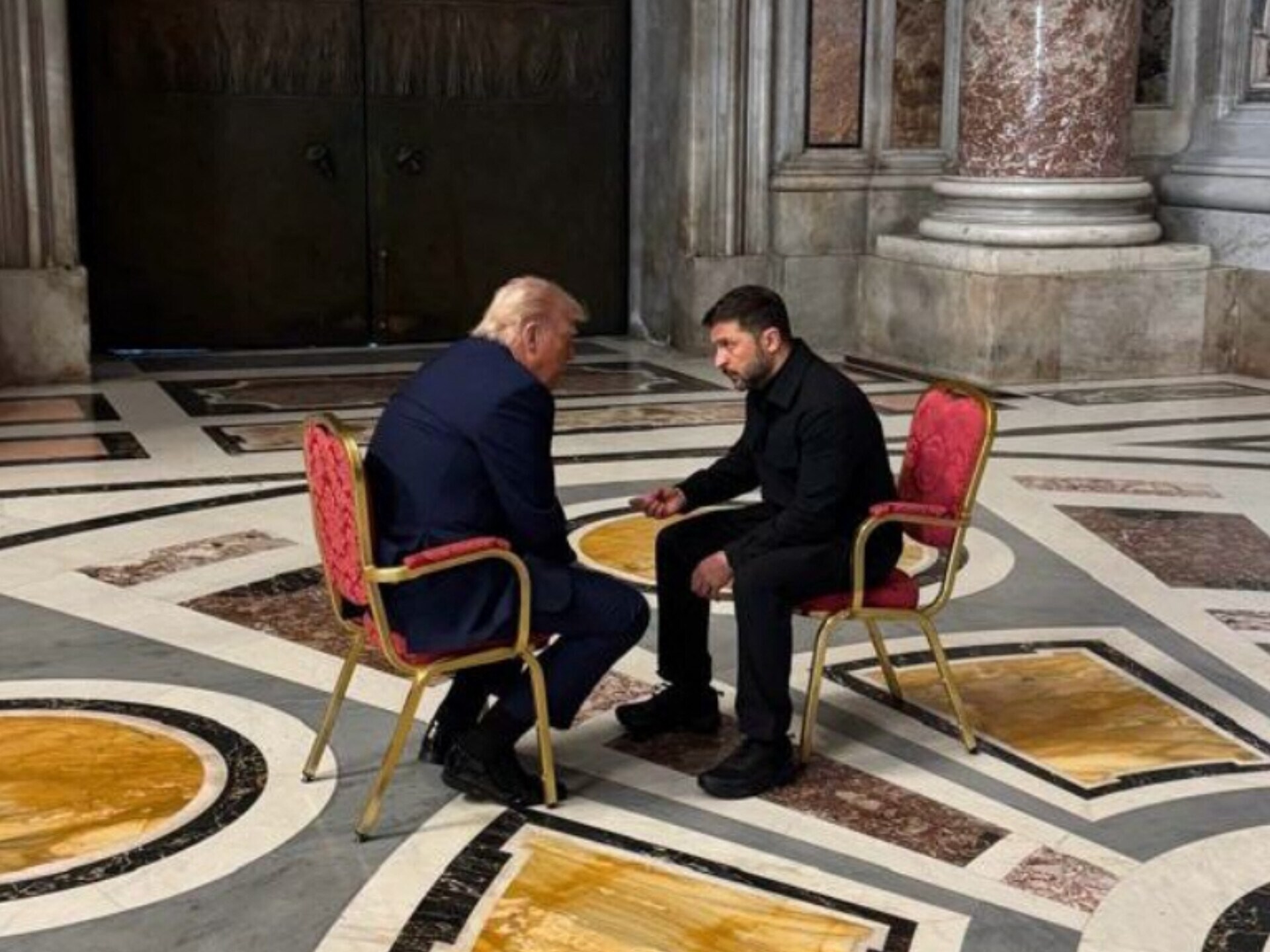 Handout photo shows the President of Ukraine Volodymyr Zelensky met with US President Donald Trump, at St. Peter’s Basilica, where both leaders had arrived to participate in a Mass honoring the memory of Pope Francis, in Vatican, on April 26, 2025. Photo by Ukrainian Presidency via ABACAPRESS.COM ‘Oekraïne steun je vanuit een moreel standpunt. Wat Trump doet, is machtspolitiek’. Foto - Trump en Zelensky in Rome, na de uitvaart van de paus -  Brunopress